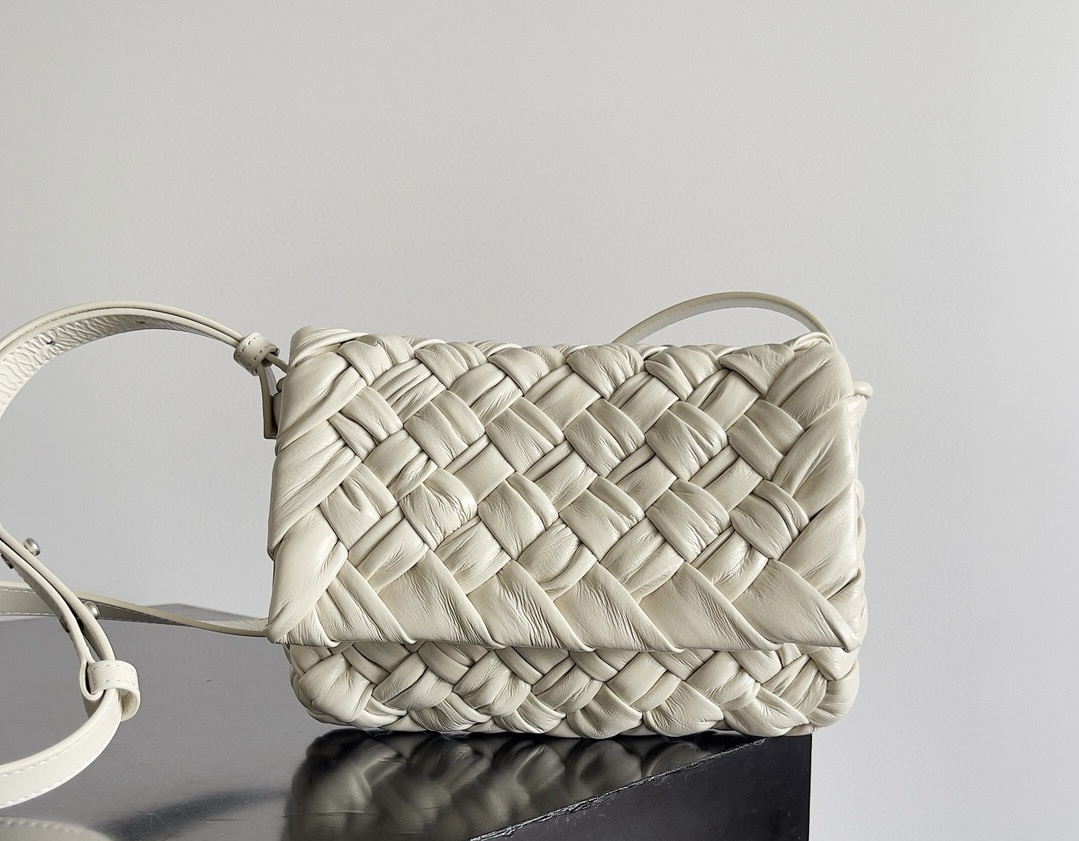 BOTTEGA VENETA Сумка Rumple Messenger кожа Small BOTTEGA VENETA Сумка Rumple Messenger кожа Small