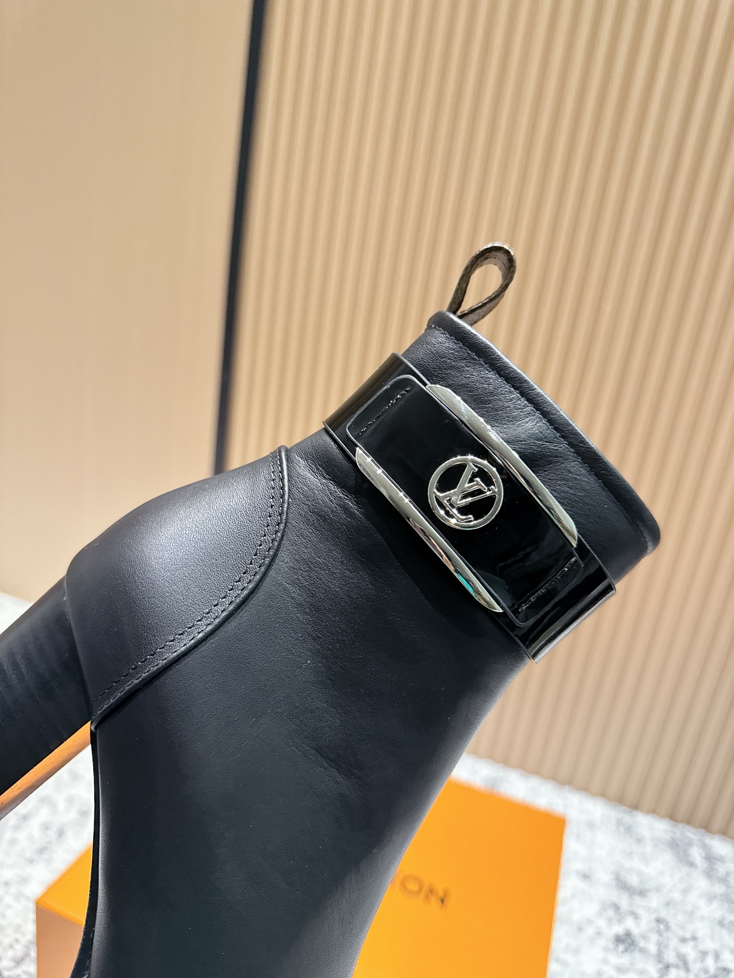 LOUIS VUITTON Женские ботильоны из гладкой кожи LOUIS VUITTON Женские ботильоны из гладкой кожи