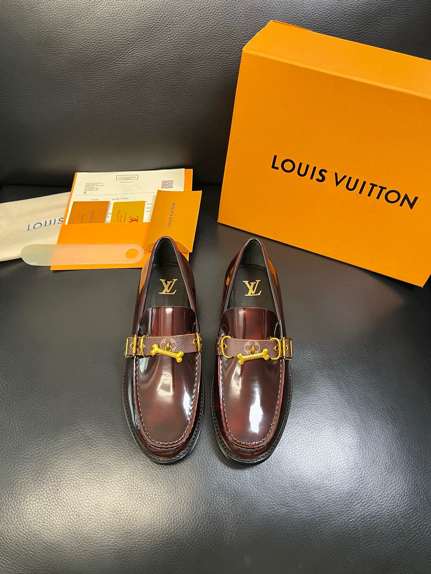 LOUIS VUITTON Мужские туфли из коровьей кожи с фурнитурой LOUIS VUITTON Мужские туфли из коровьей кожи с фурнитурой