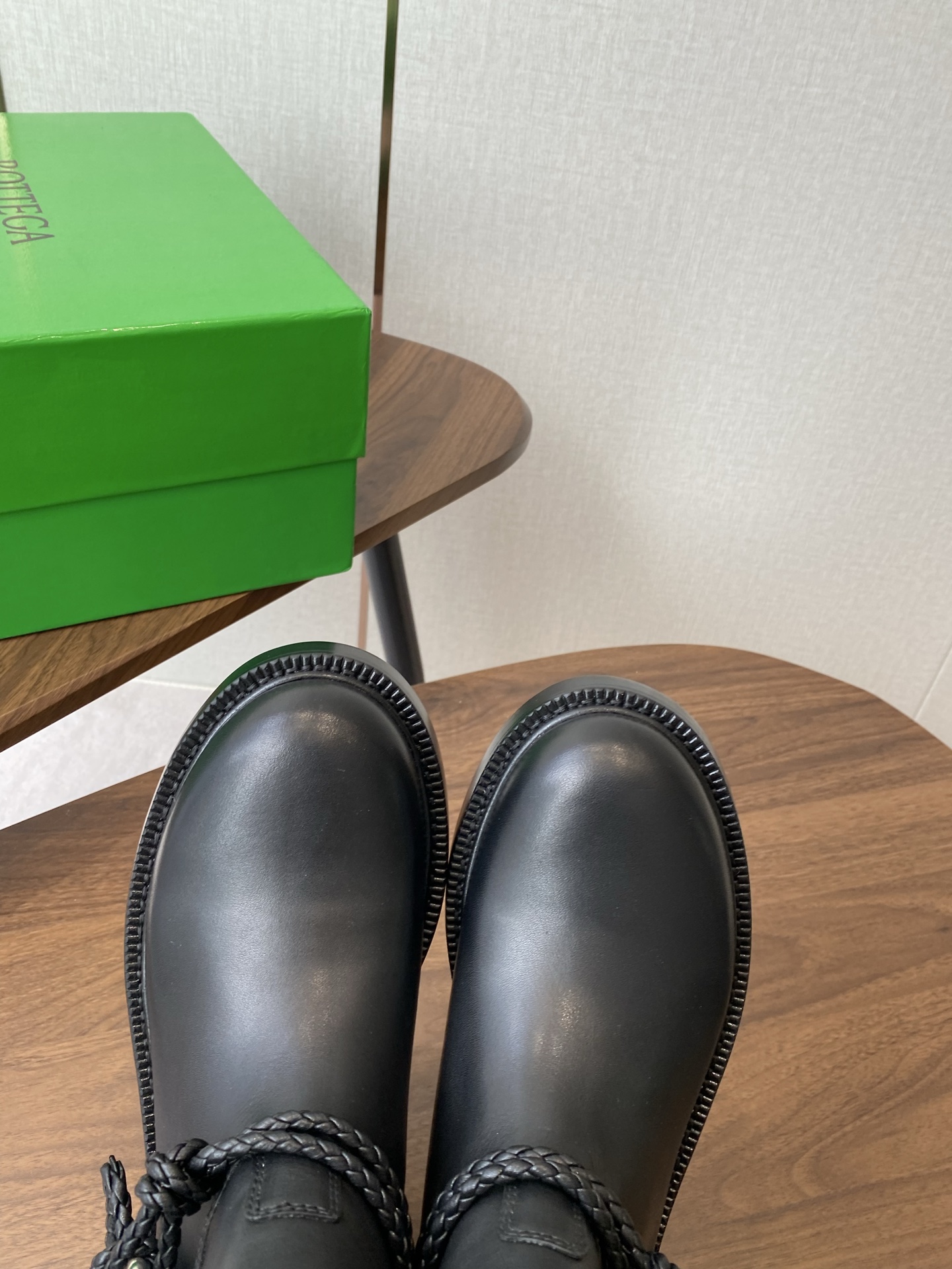 BOTTEGA VENETA Женские сапоги из телячьей кожи прямой формы BOTTEGA VENETA Женские сапоги из телячьей кожи прямой формы