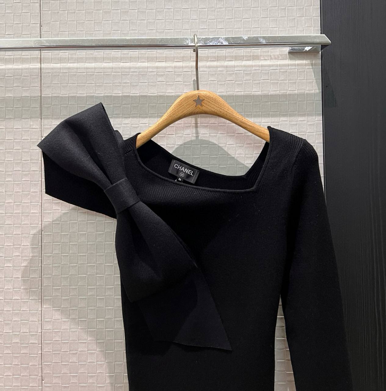 CHANEL Женский свитер  CHANEL Женский свитер