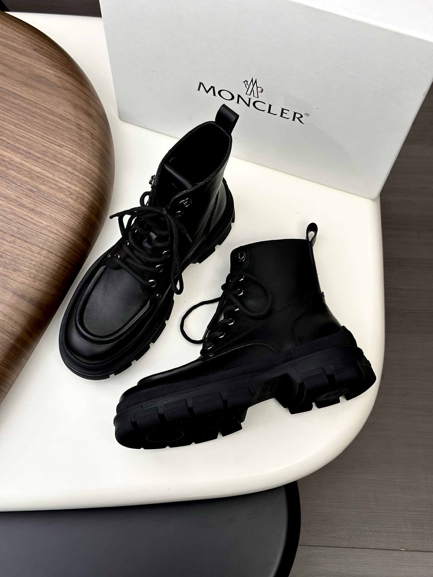 MONCLER Мужские ботинки из коровьей кожи  MONCLER Мужские ботинки из коровьей кожи