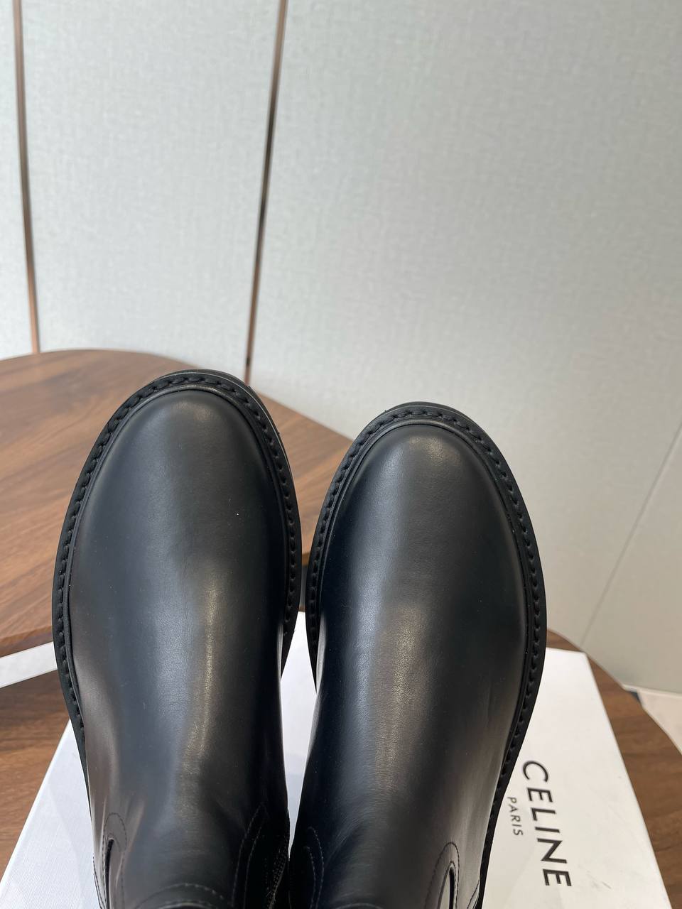 CELINE Женские ботинки из гладкой коровьей кожи с матовой фактурой CELINE Женские ботинки из гладкой коровьей кожи с матовой фактурой