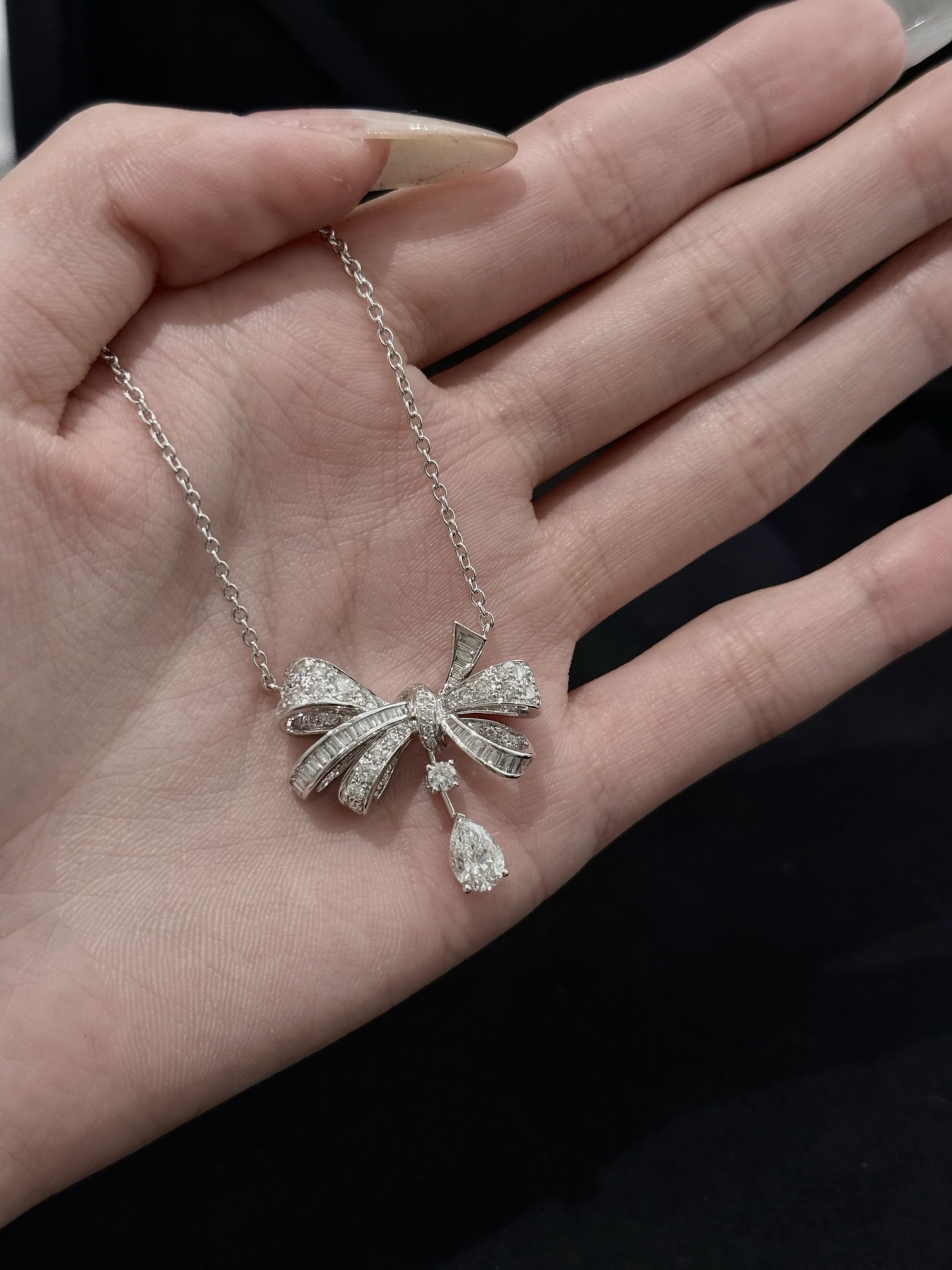 GRAFF Колье Tilda's Bow белое золото и бриллианты GRAFF Колье Tilda's Bow белое золото и бриллианты