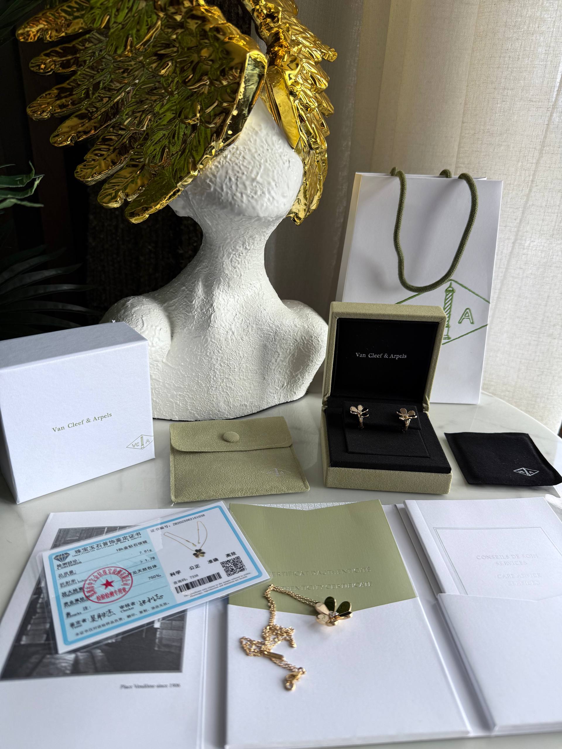 Van Cleef & Arpels Серьги Frivole жёлтое золото и бриллианты Van Cleef & Arpels Серьги Frivole жёлтое золото и бриллианты