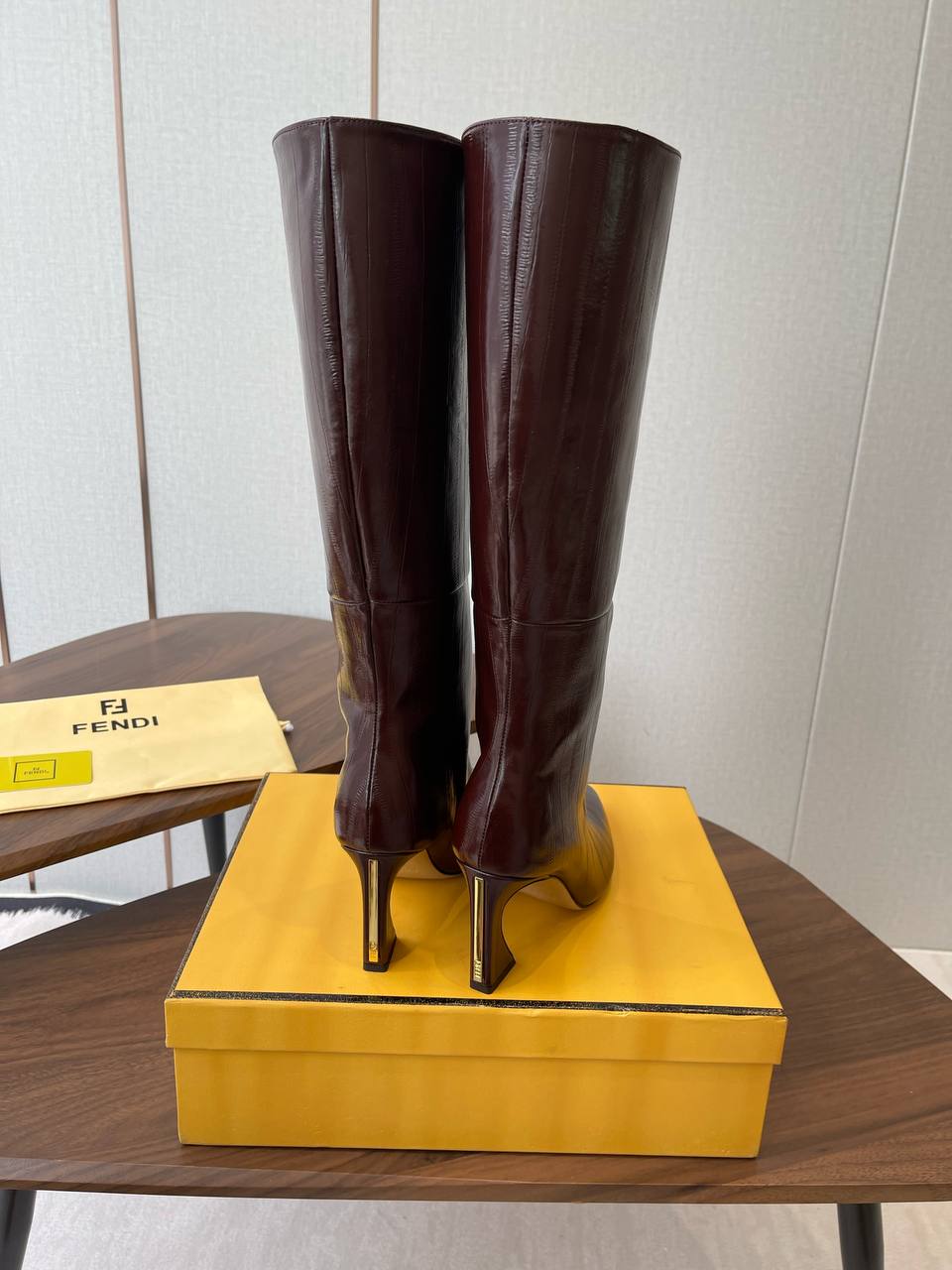 FENDI Женские сапоги из коровьей кожи FENDI Женские сапоги из коровьей кожи