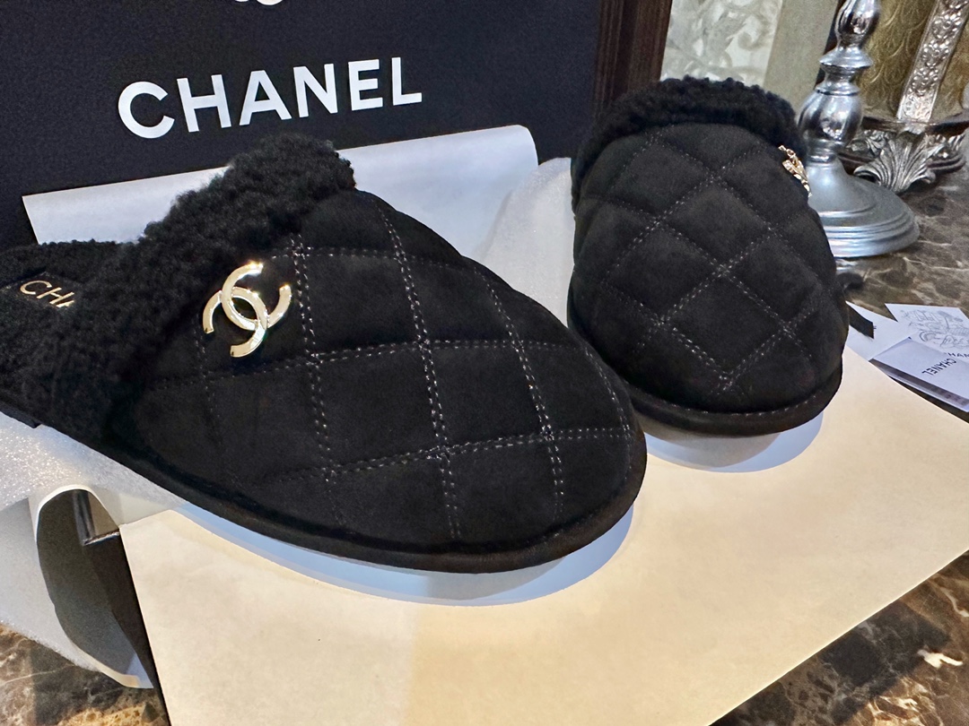 CHANEL Женские тапки из замши и шерсти