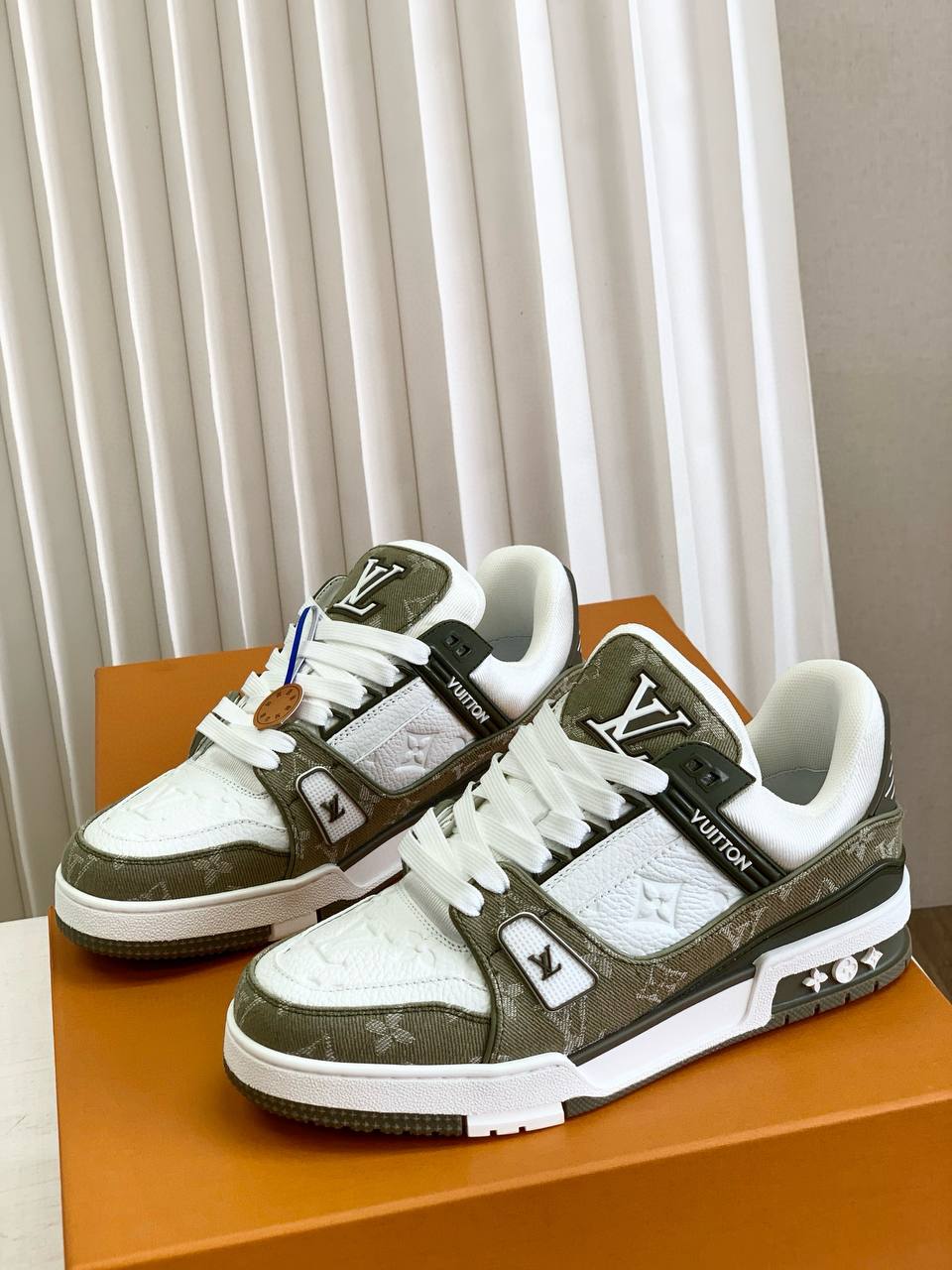 LOUIS VUITTON Мужские кроссовки из телячьей кожи LOUIS VUITTON Мужские кроссовки из телячьей кожи