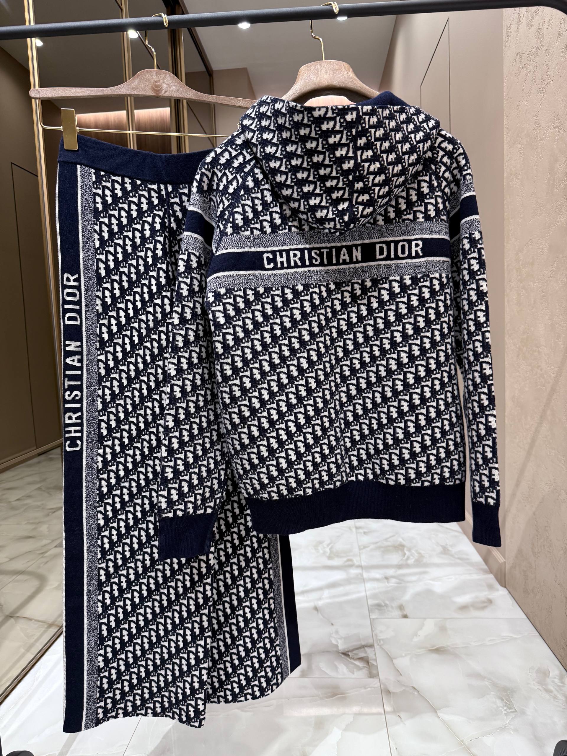 CHRISTIAN DIOR Женский костюм CHRISTIAN DIOR Женский костюм