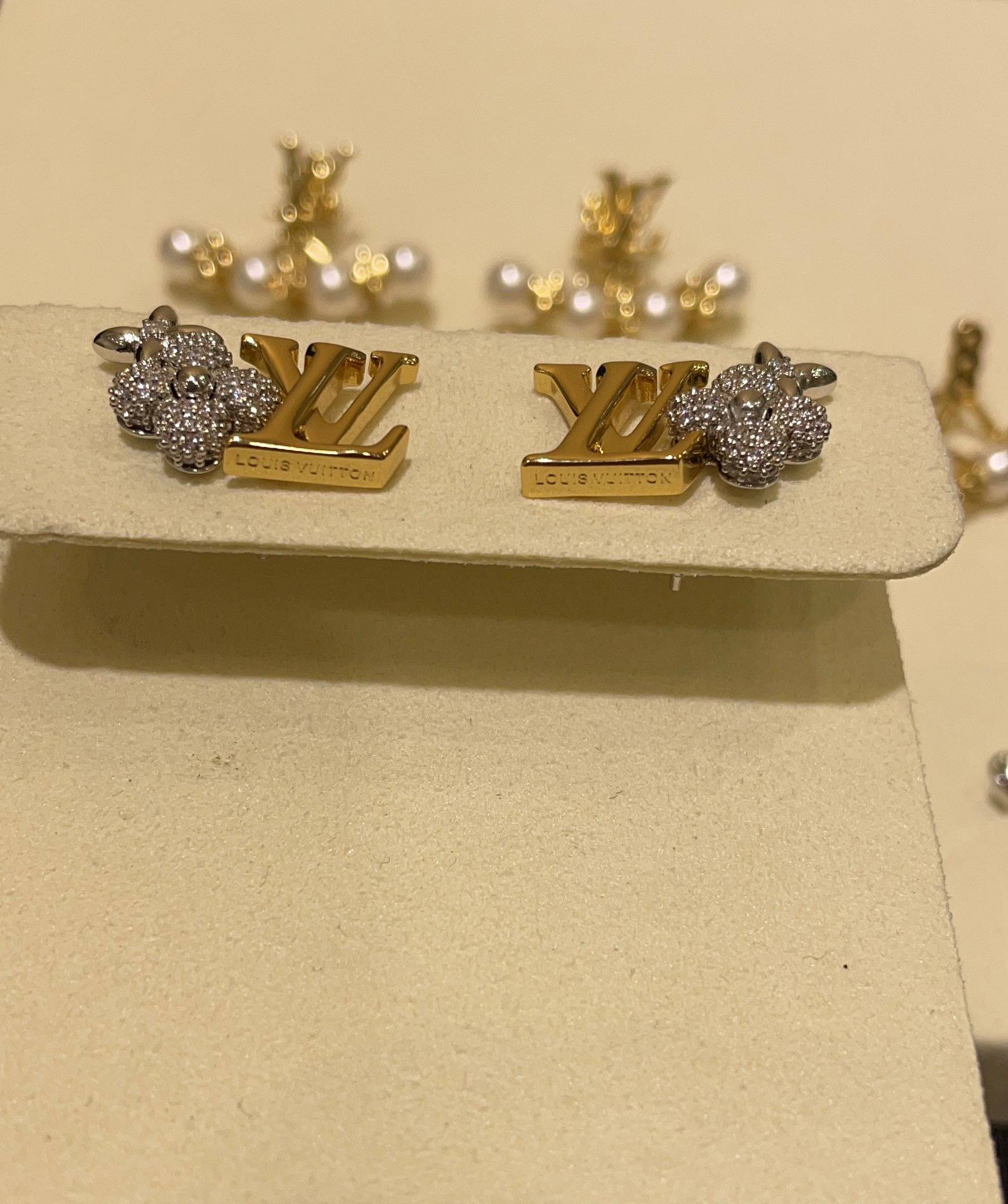 LOUIS VUITTON Женские серьги с монограммой LV LOUIS VUITTON Женские серьги с монограммой LV