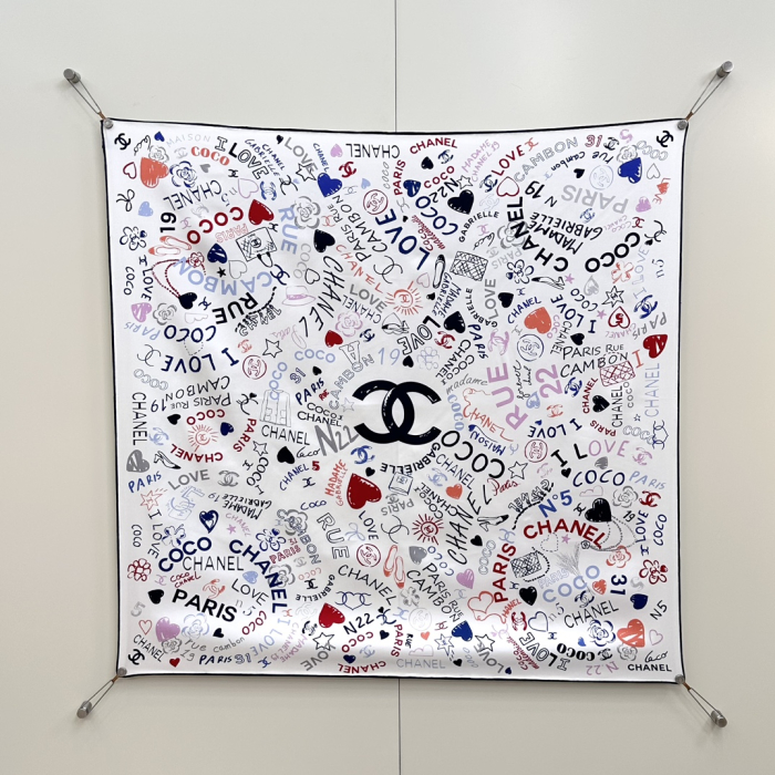 CHANEL Женский платок из шелка