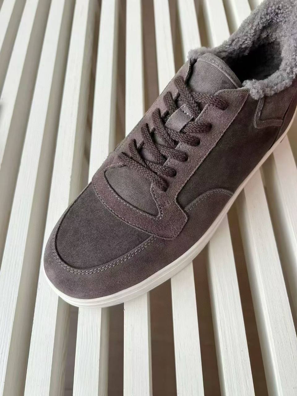 LORO PIANA Женские кроссовки из овчины 