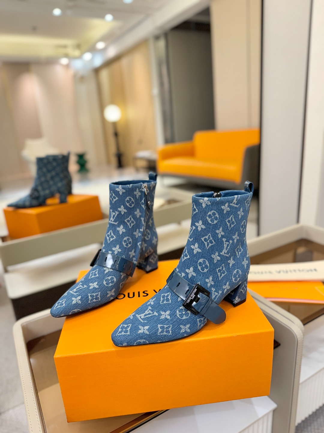 LOUIS VUITTON Женские ботильоны с острым мысом