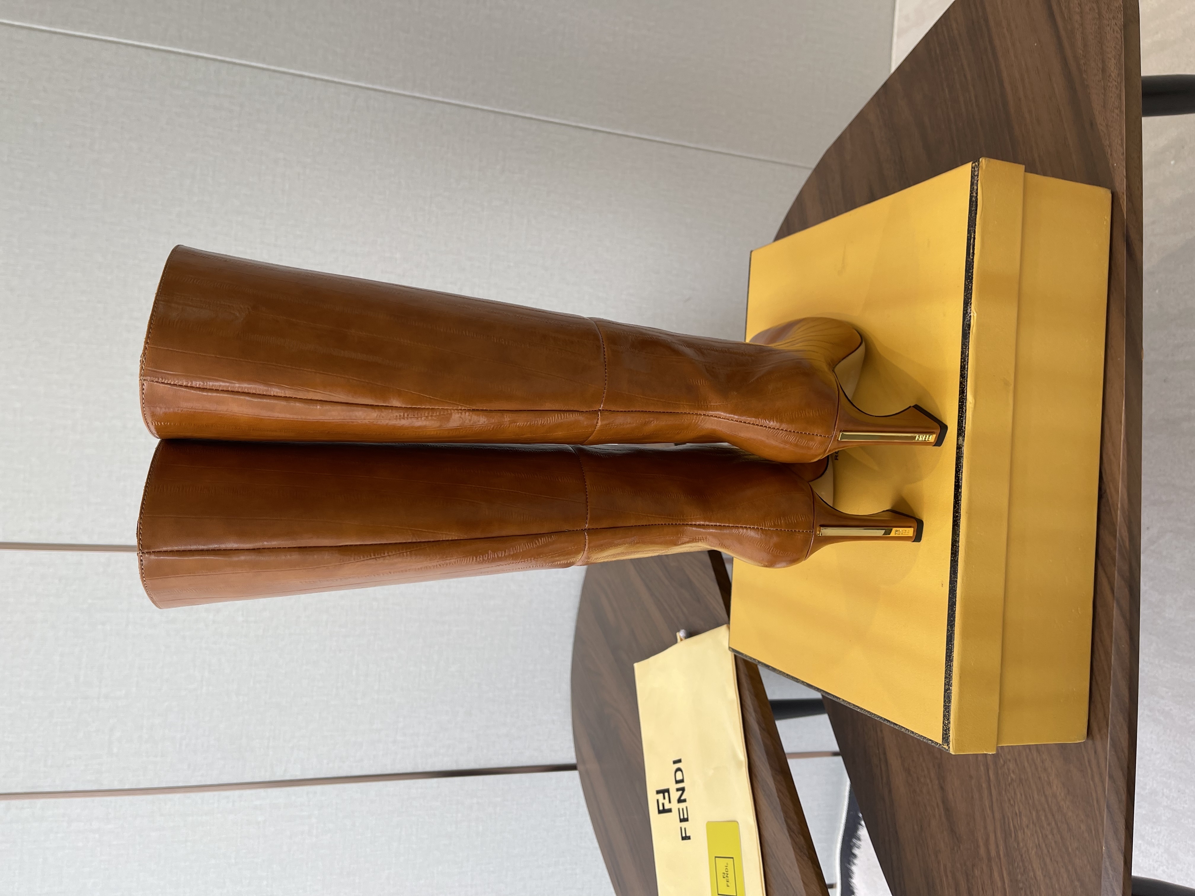 FENDI Женские сапоги из коровьей кожи 