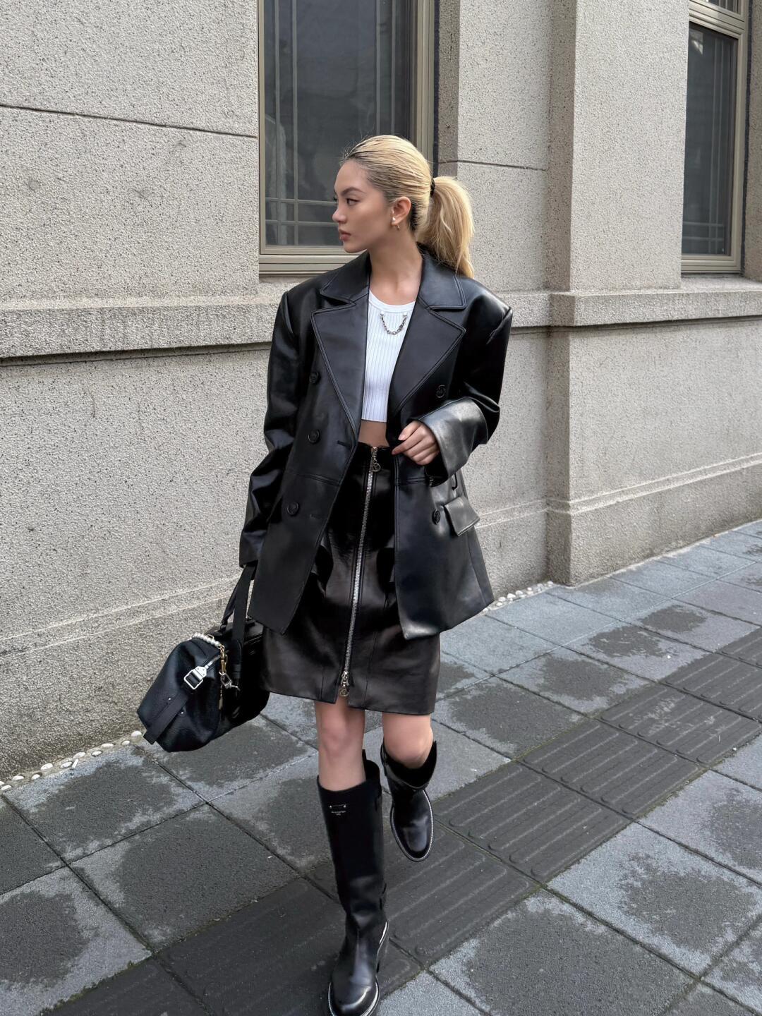 LOUIS VUITTON Женская кожаная юбка LOUIS VUITTON Женская кожаная юбка