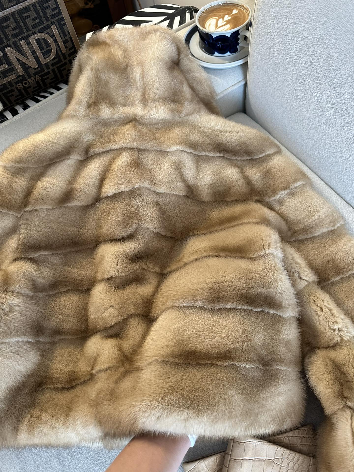 FENDI Женская шуба из норки  FENDI Женская шуба из норки