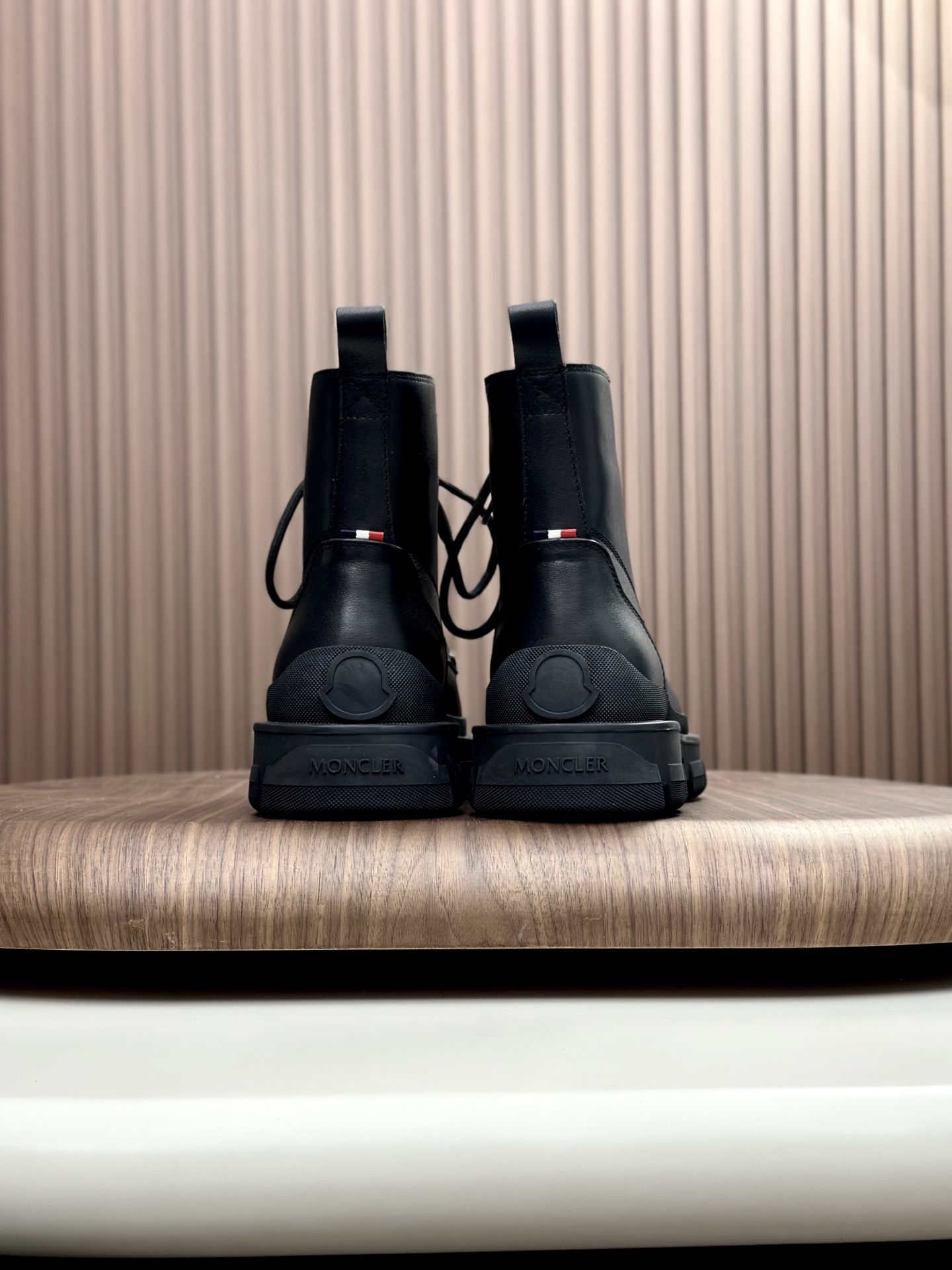 MONCLER Мужские ботинки из коровьей кожи  MONCLER Мужские ботинки из коровьей кожи