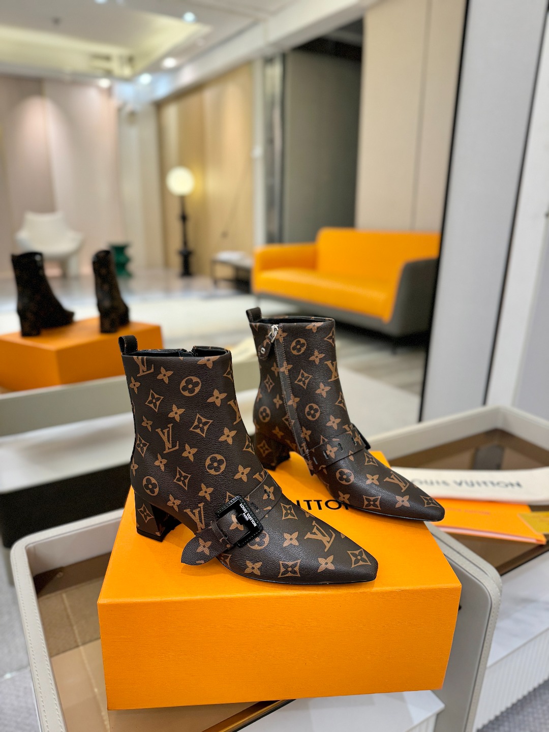 LOUIS VUITTON Женские ботильоны с острым мысом