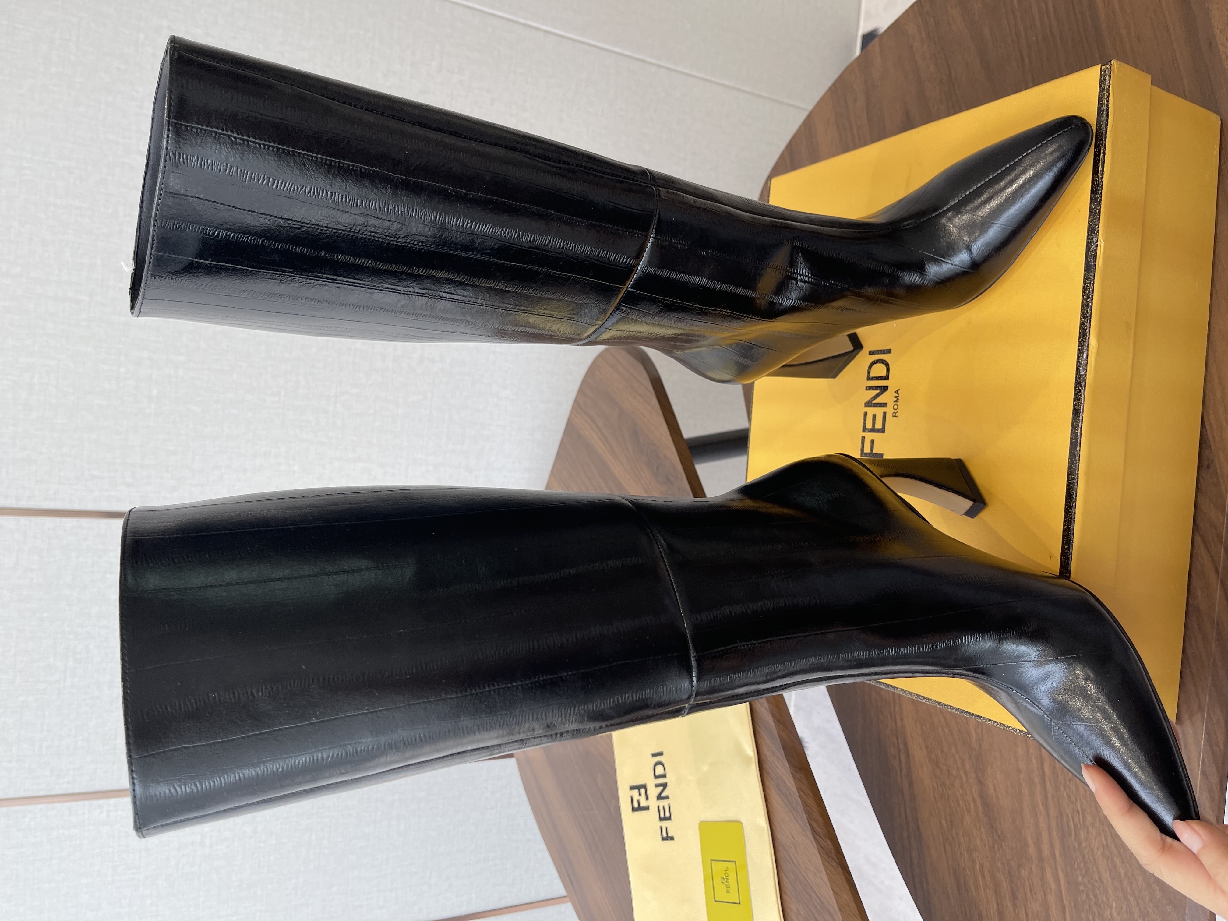 FENDI Женские сапоги из коровьей кожи 