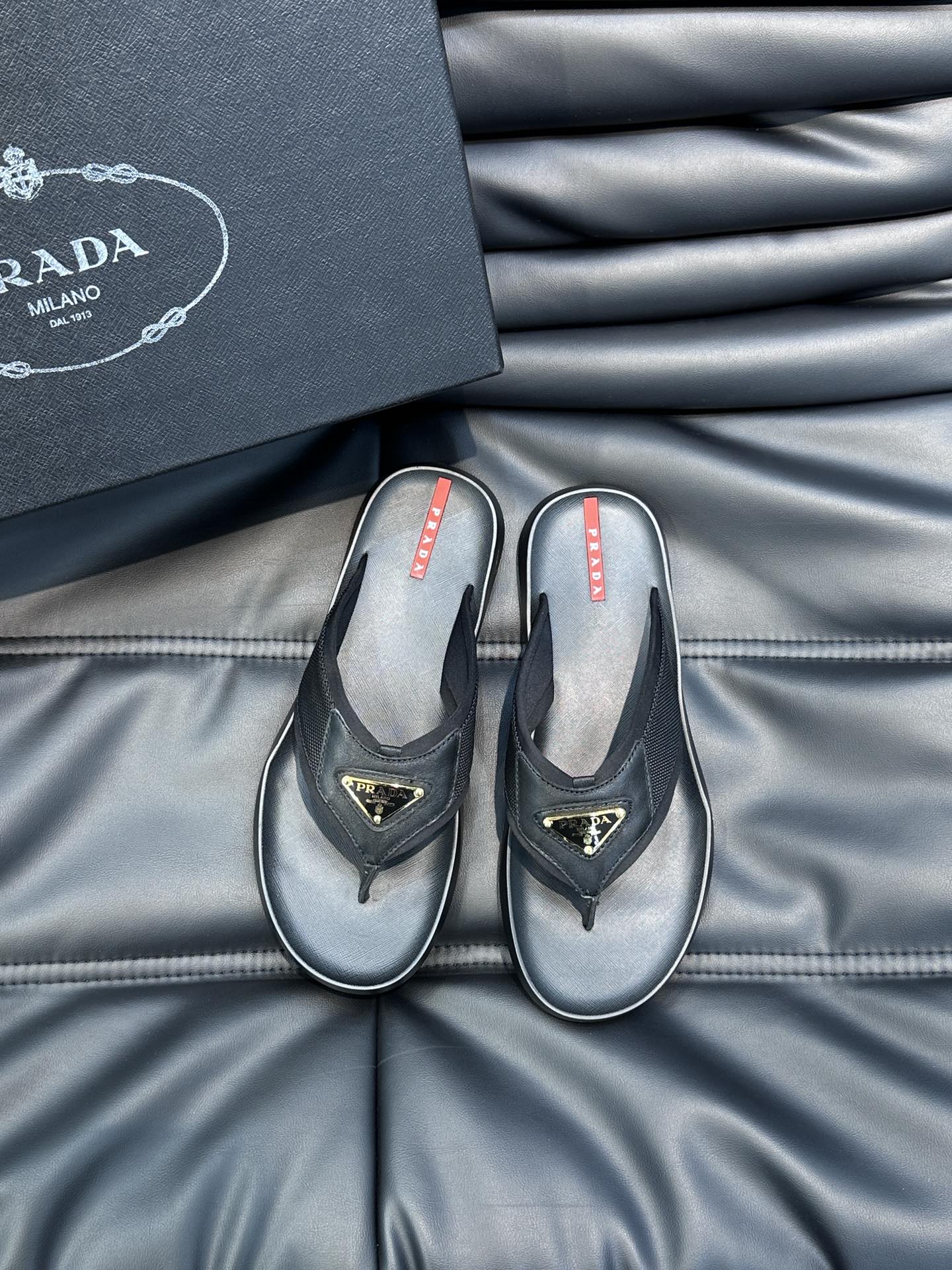 PRADA Мужские шлёпанцы-вьетнамки