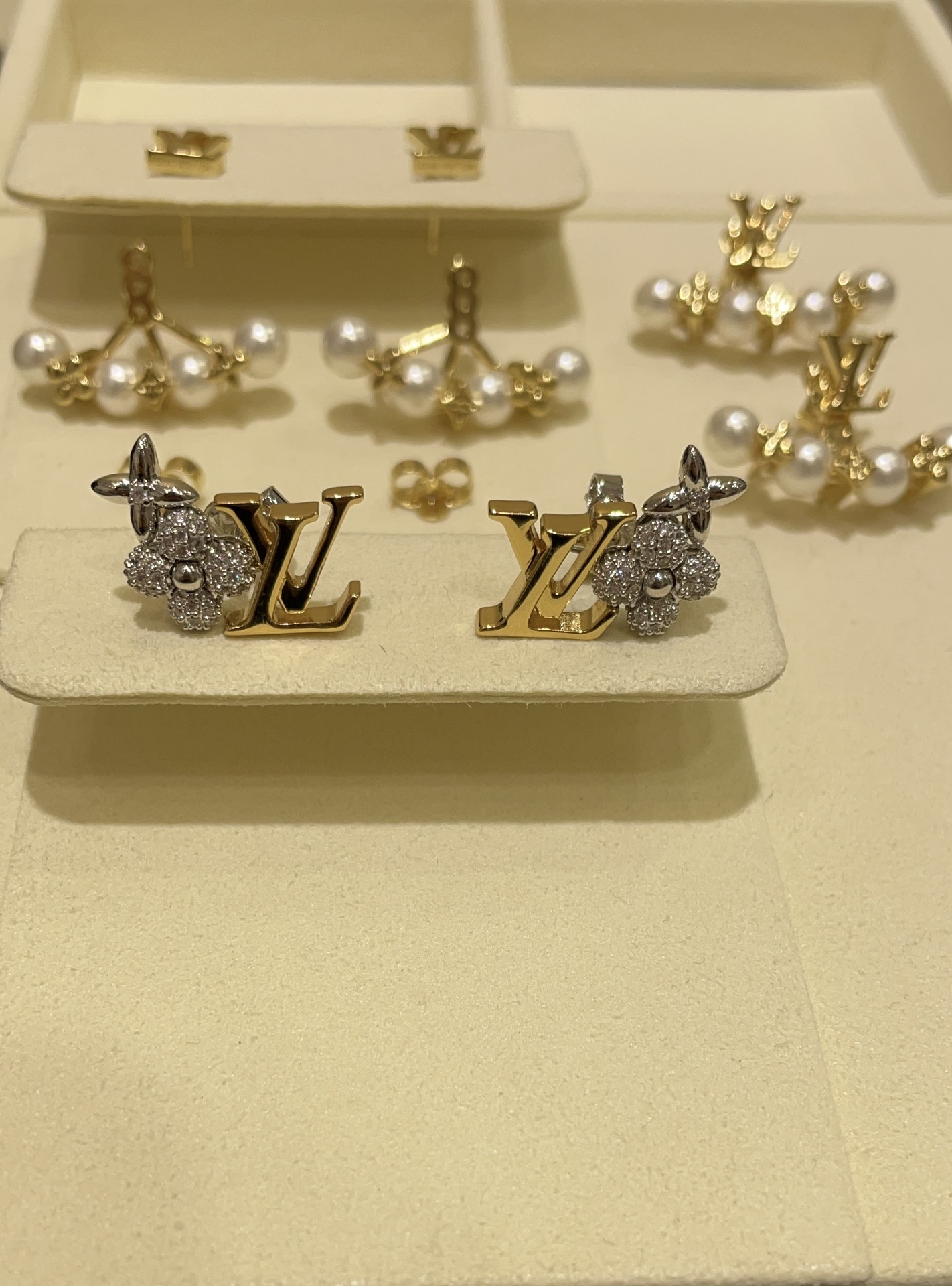 LOUIS VUITTON Женские серьги с монограммой LV LOUIS VUITTON Женские серьги с монограммой LV