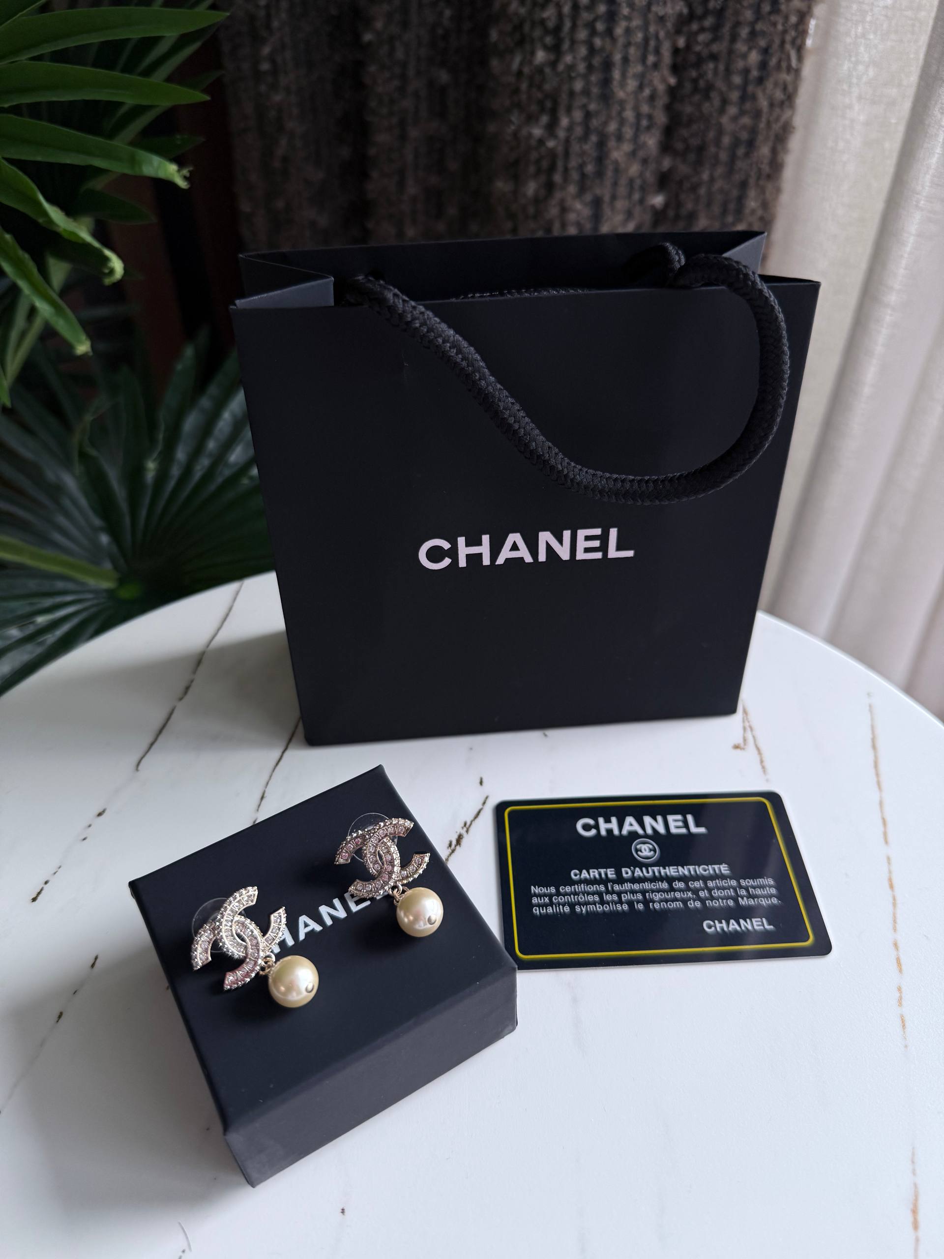CHANEL Женские серьги из латуни CHANEL Женские серьги из латуни