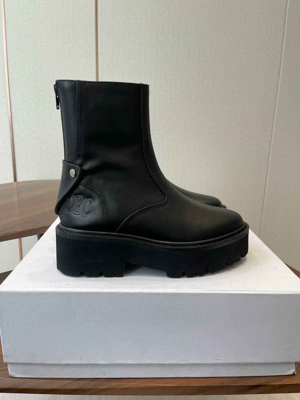 CELINE Женские ботинки из гладкой коровьей кожи с матовой фактурой CELINE Женские ботинки из гладкой коровьей кожи с матовой фактурой