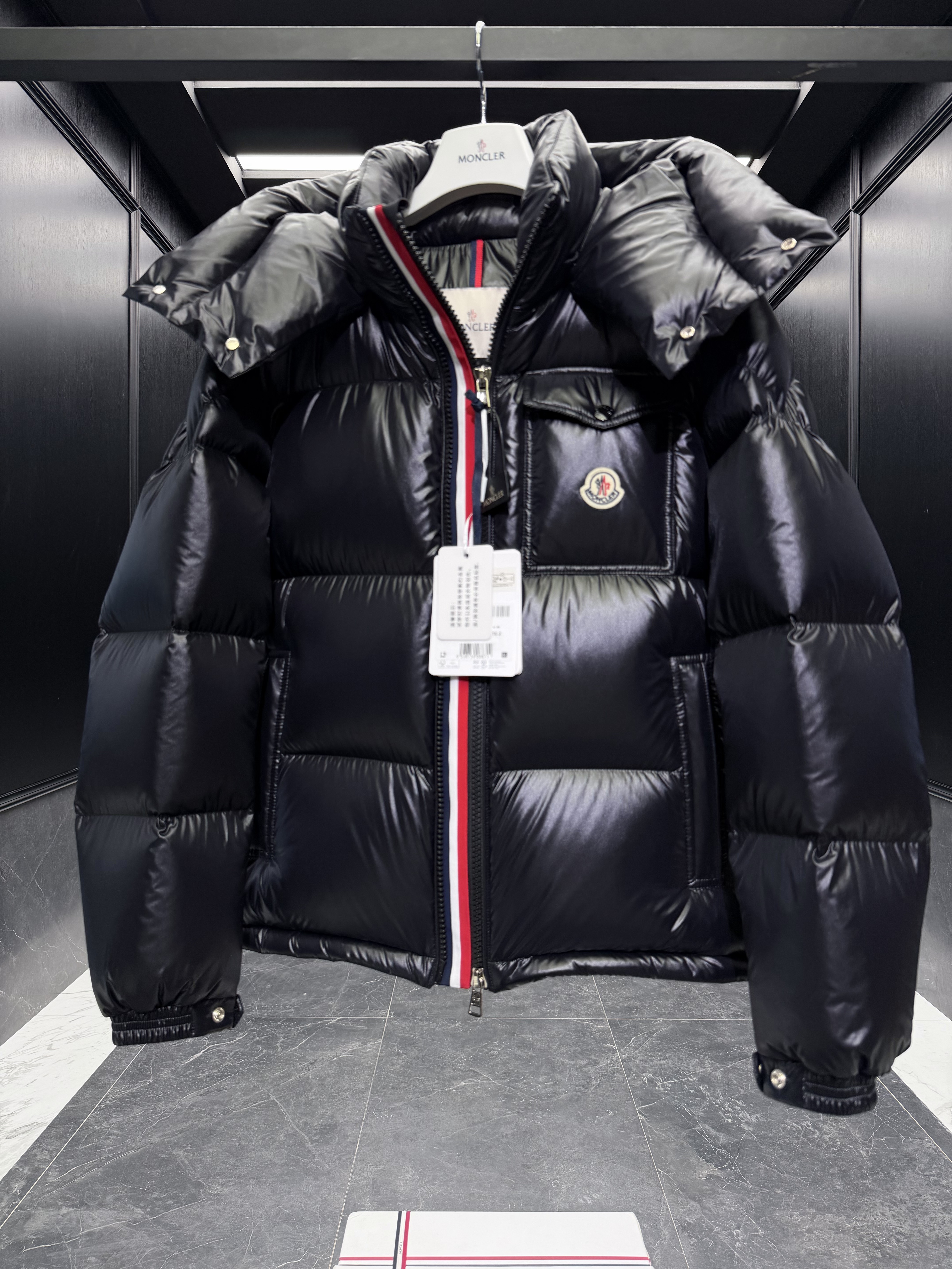 MONCLER Мужской пуховик Montbeliard MONCLER Мужской пуховик Montbeliard