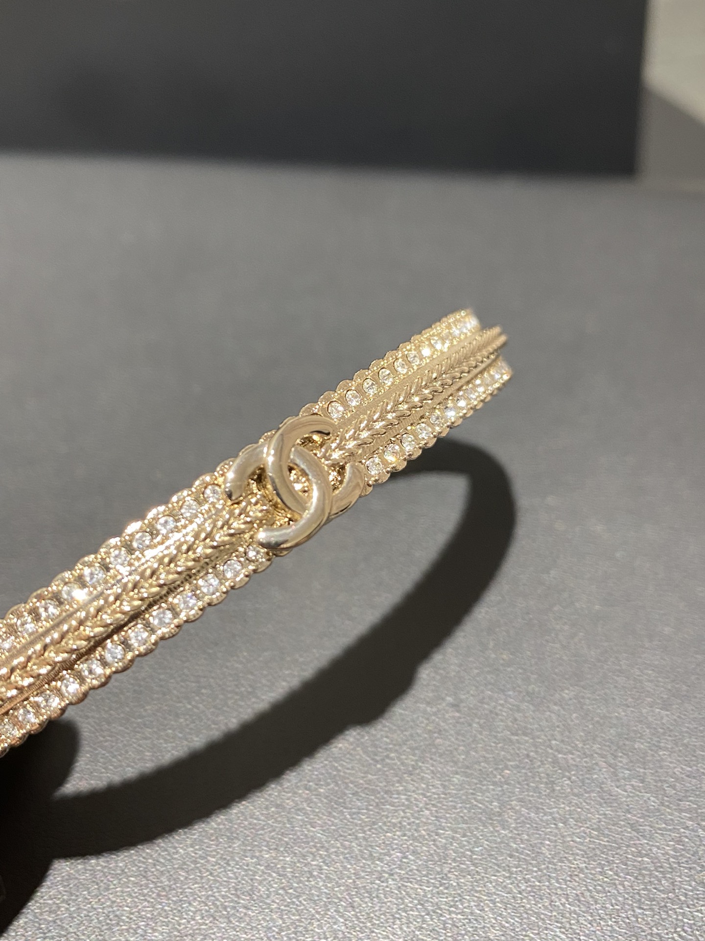 CHANEL Женский литой браслет CHANEL Женский литой браслет