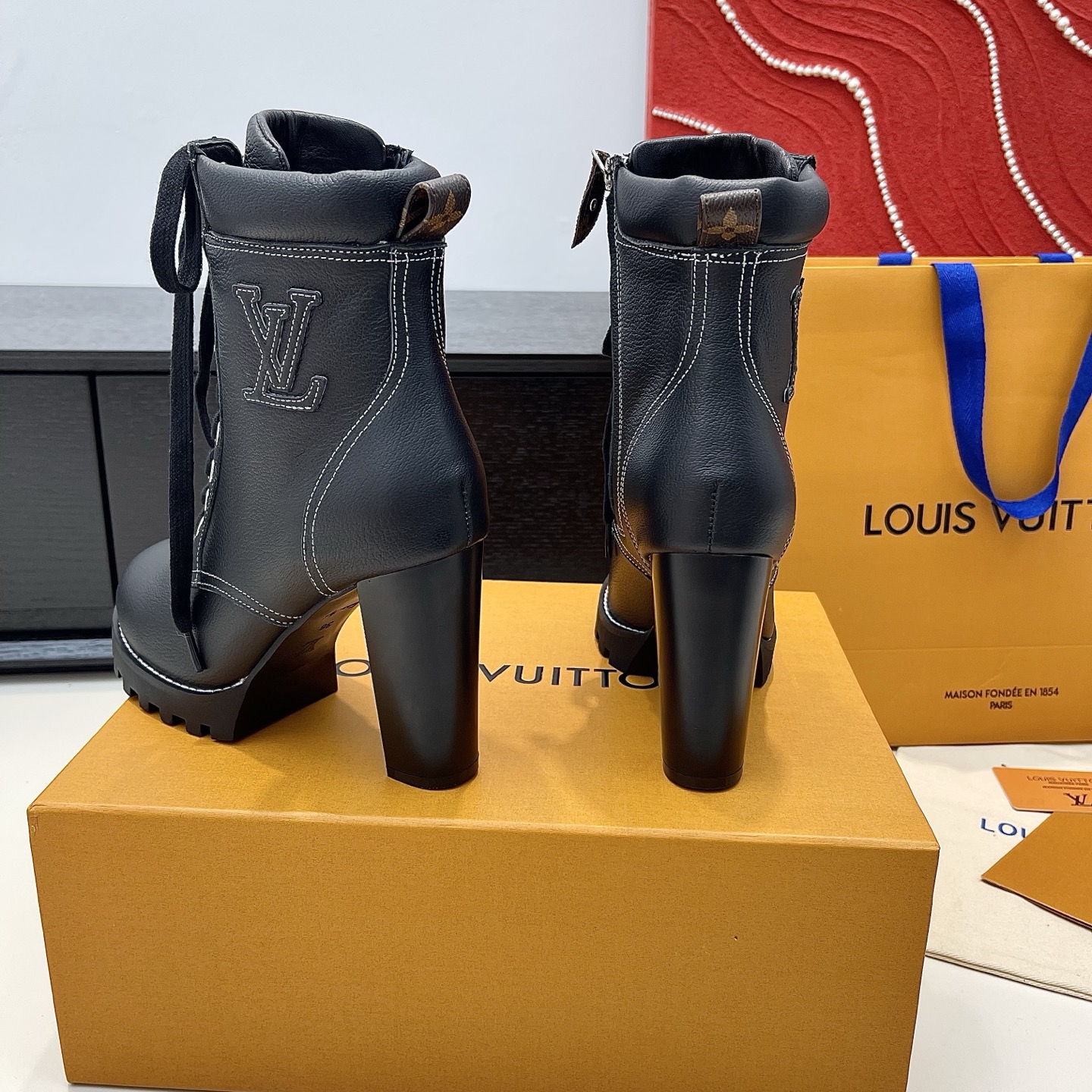 LOUIS VUITTON Женские ботильоны с контрастной строчкой LOUIS VUITTON Женские ботильоны с контрастной строчкой