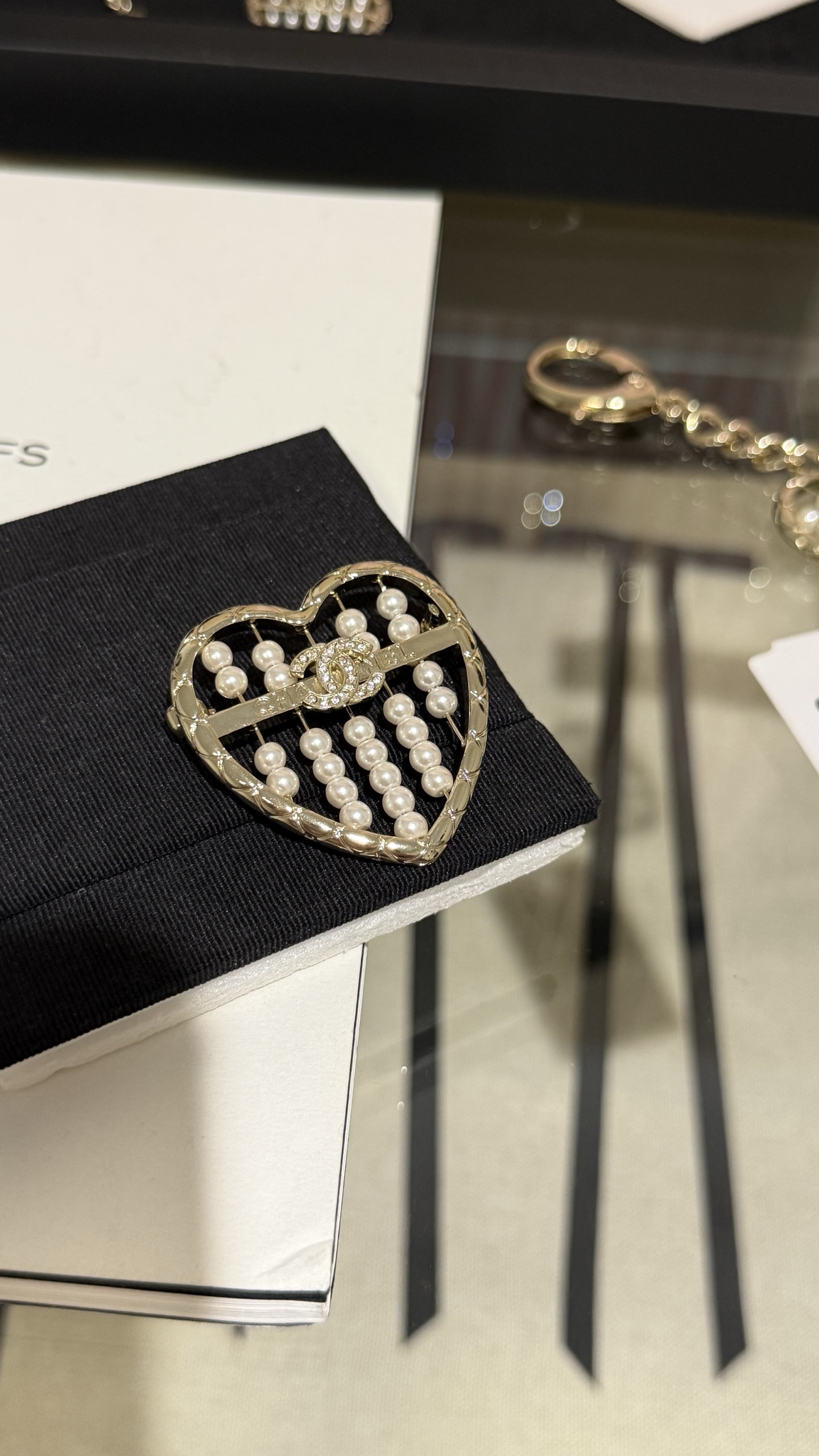 CHANEL Женская брошь в форме сердца 25A CHANEL Женская брошь в форме сердца 25A