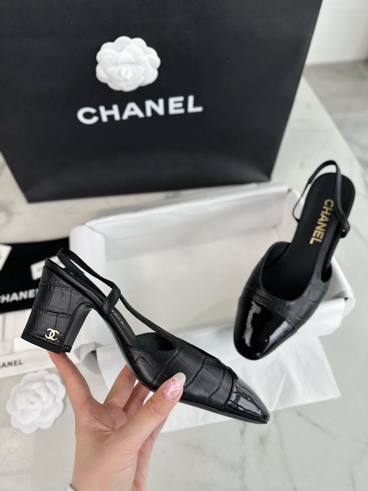CHANEL Женские туфли слингбэки из кожи на каблуке