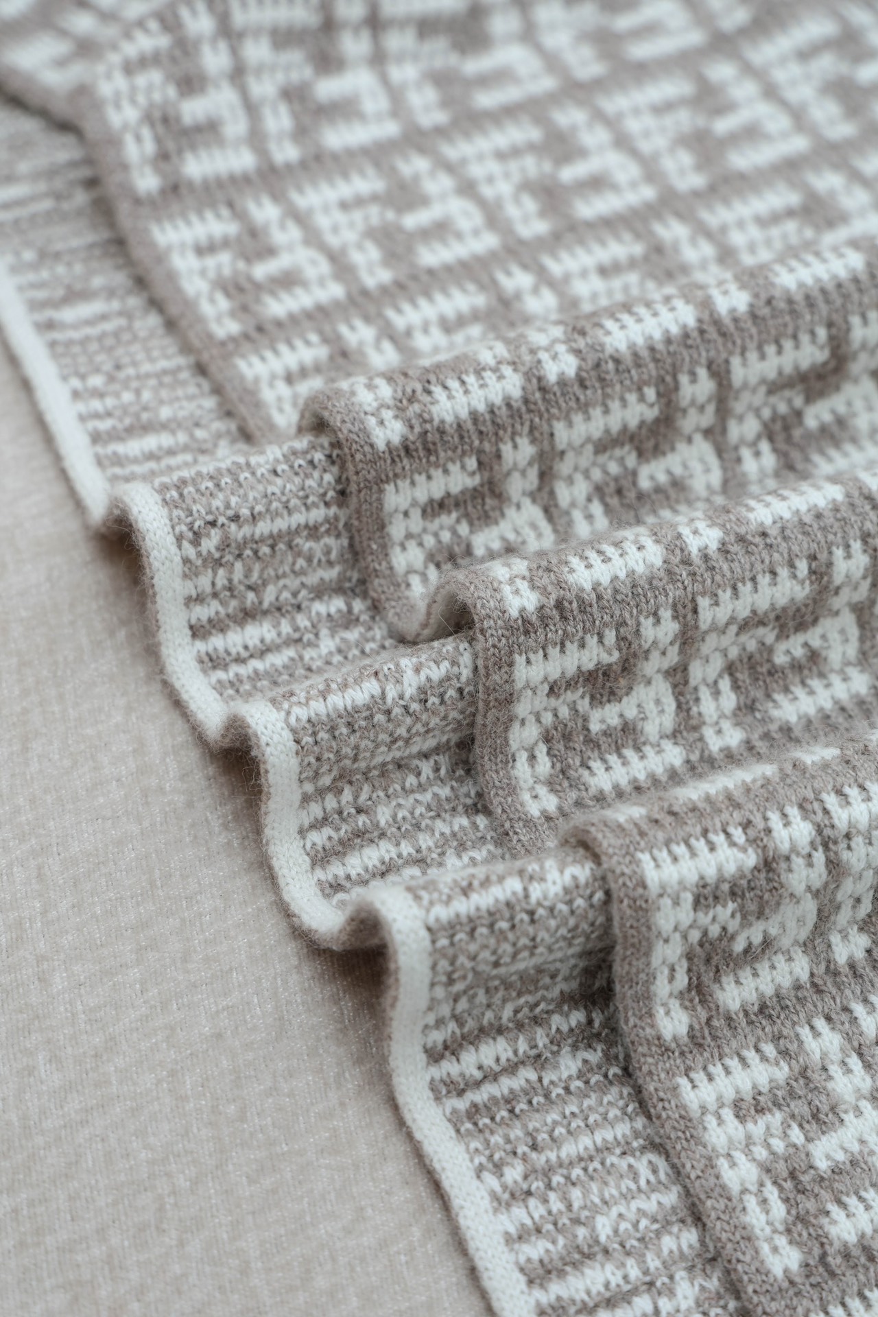 FENDI Женский шарф из кашемира с фирменным мотивом FF