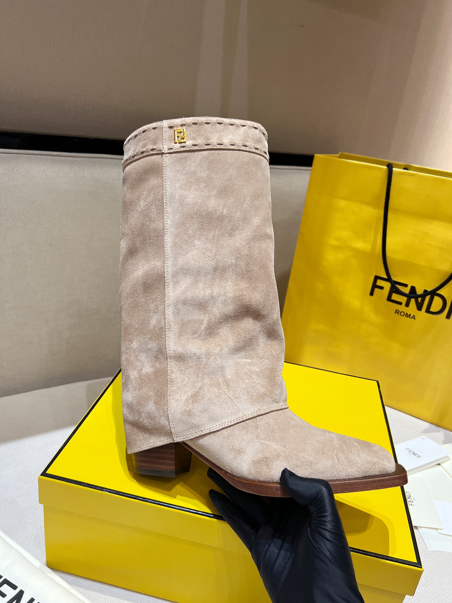 FENDI Женские сапоги казаки из замши FENDI Женские сапоги казаки из замши