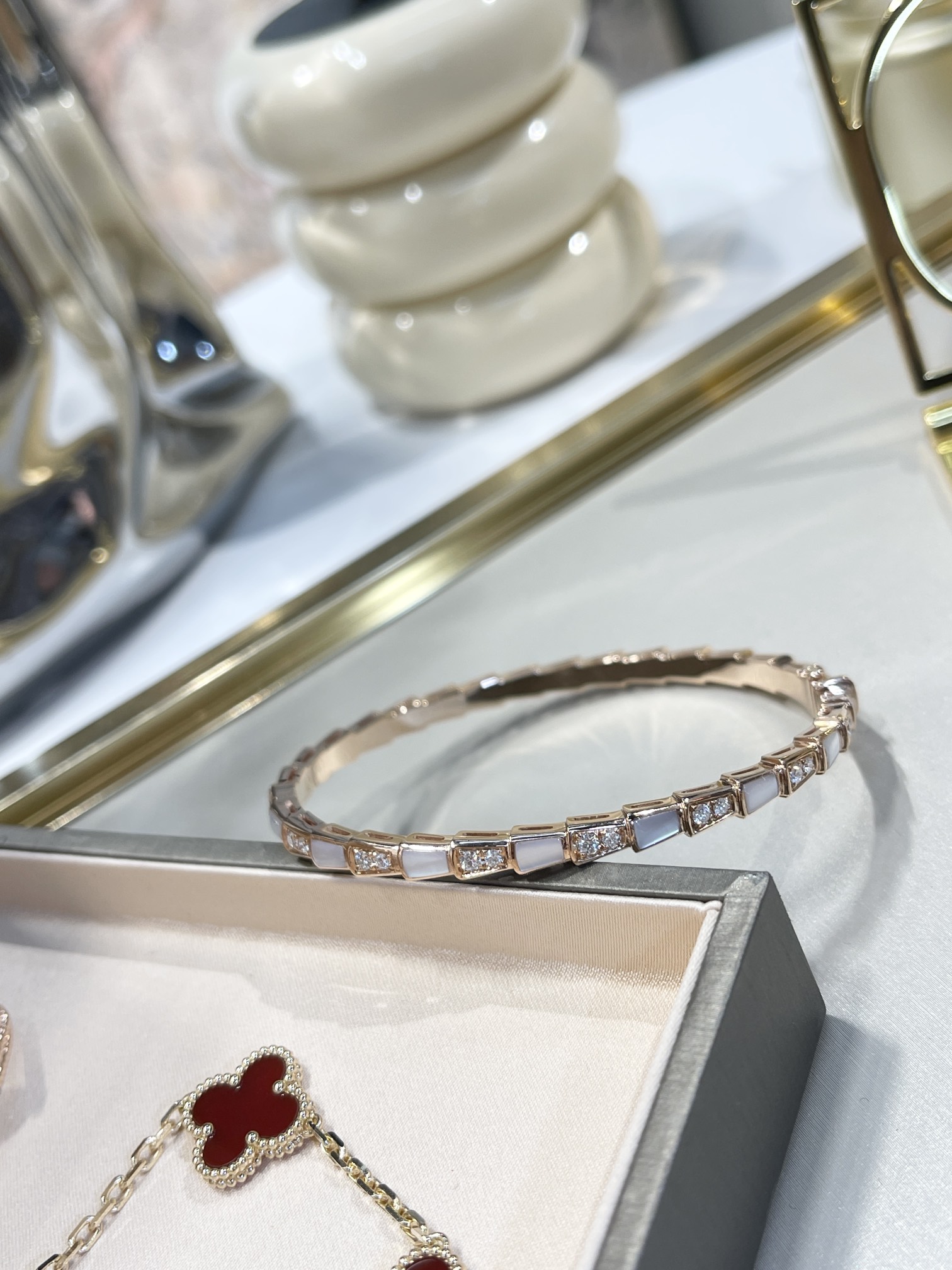 BVLGARI Женский браслет Serpenti Viper из розового золота и перламутра BVLGARI Женский браслет Serpenti Viper из розового золота и перламутра