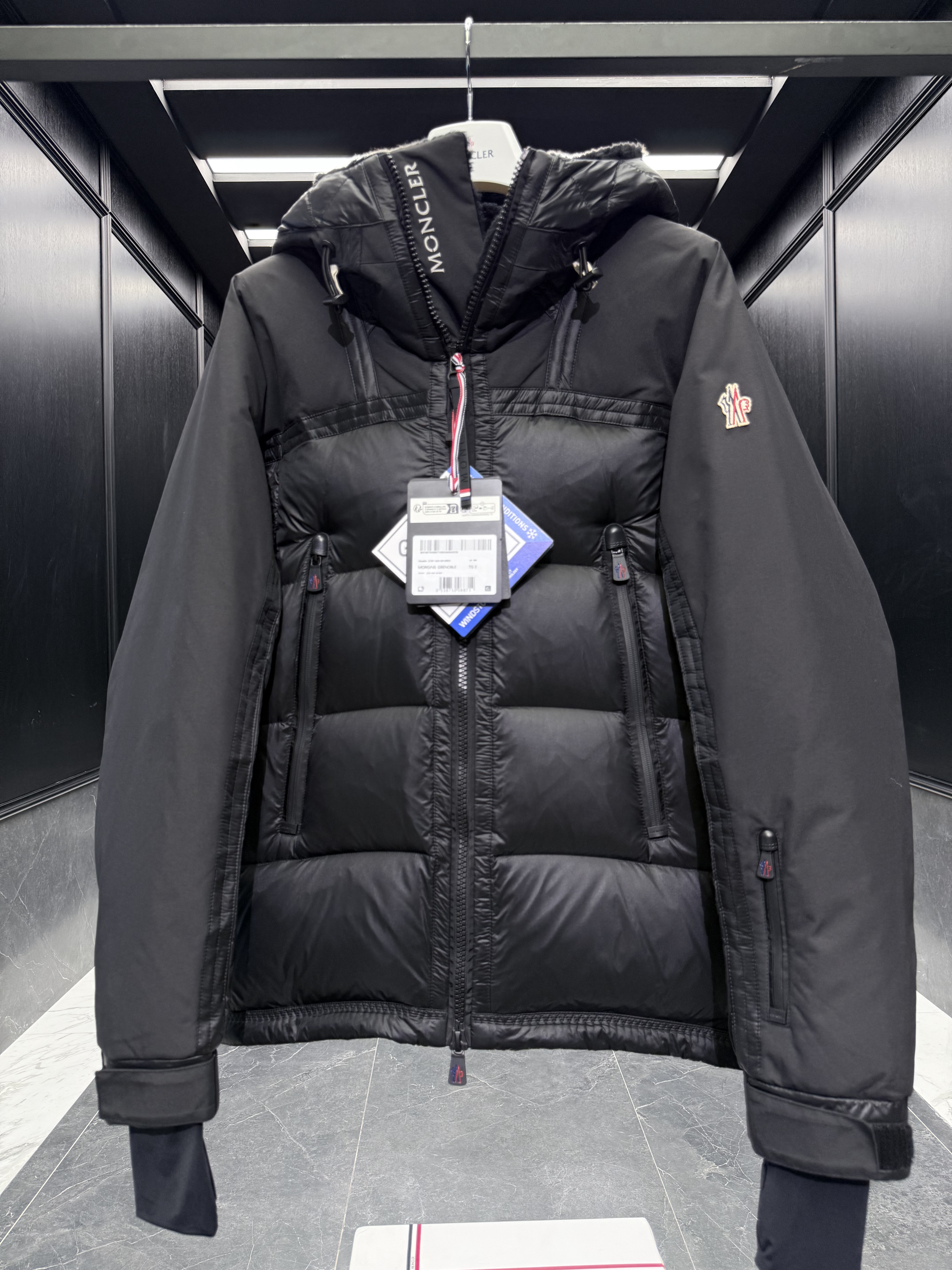 MONCLER Мужской пуховик Morgins MONCLER Мужской пуховик Morgins
