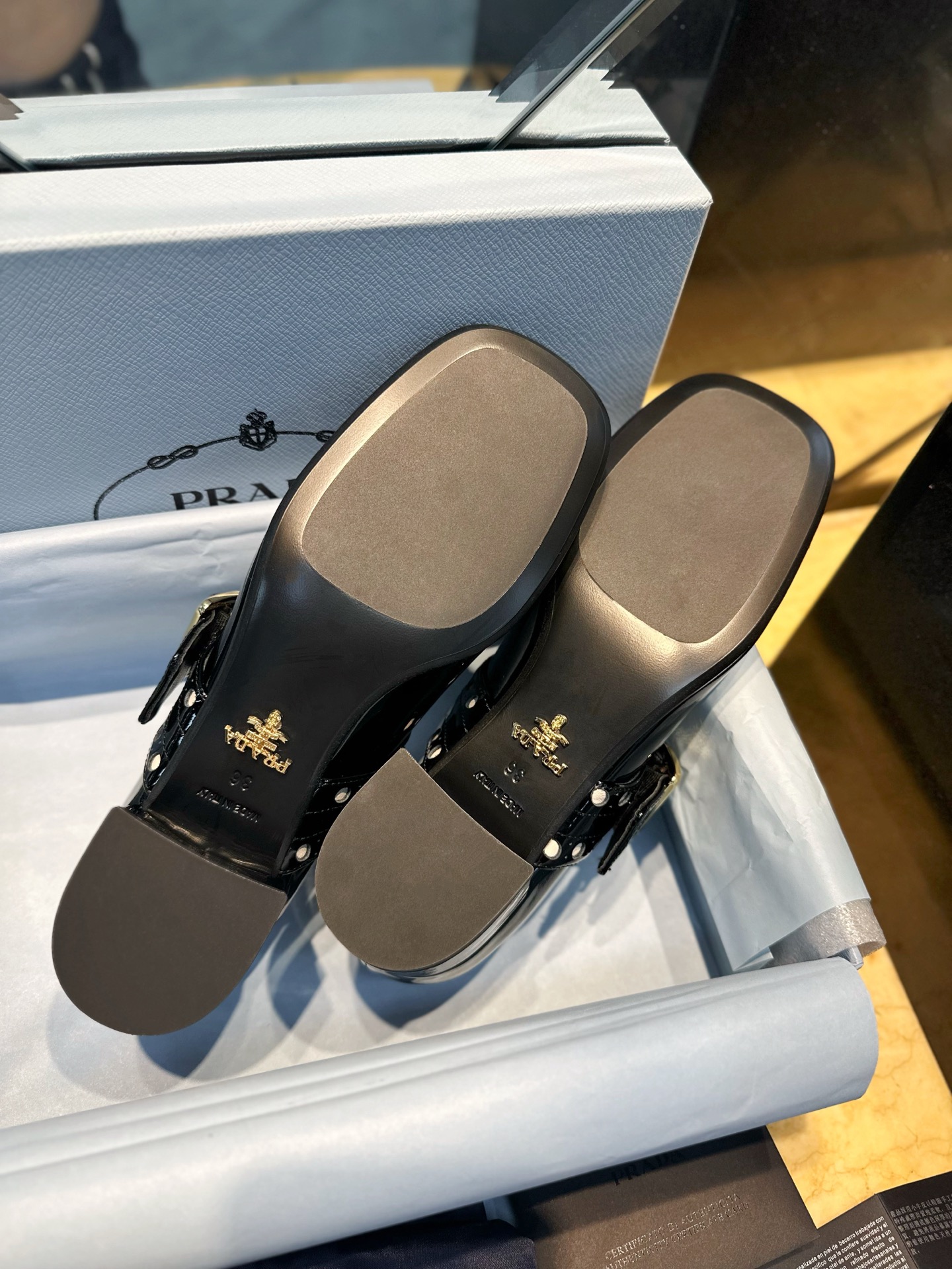 PRADA Женские туфли из лакированной кожи PRADA Женские туфли из лакированной кожи