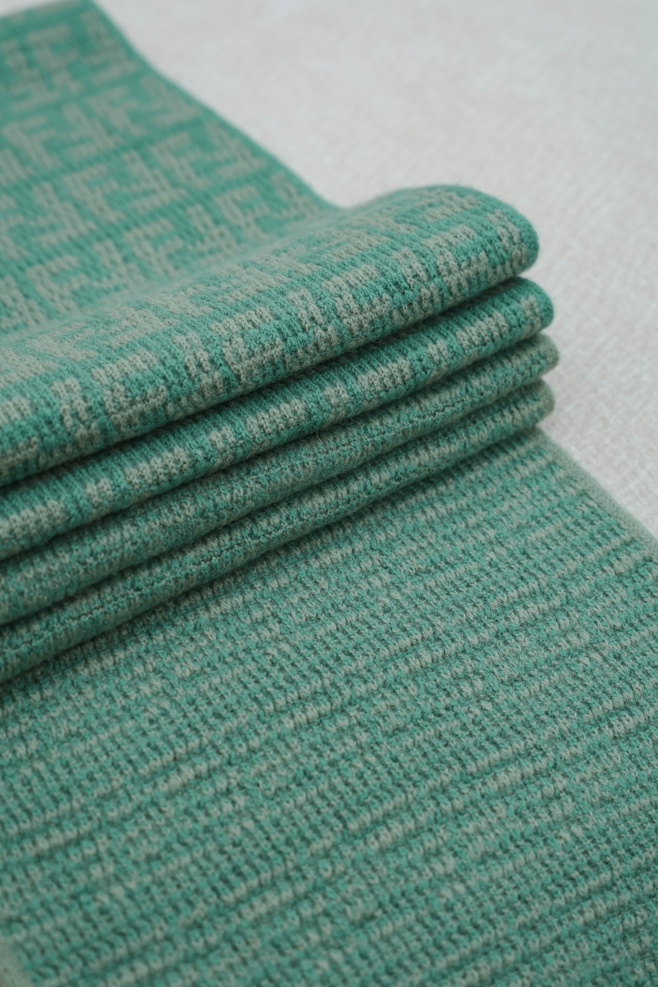 FENDI Женский шарф из кашемира с фирменным мотивом FF