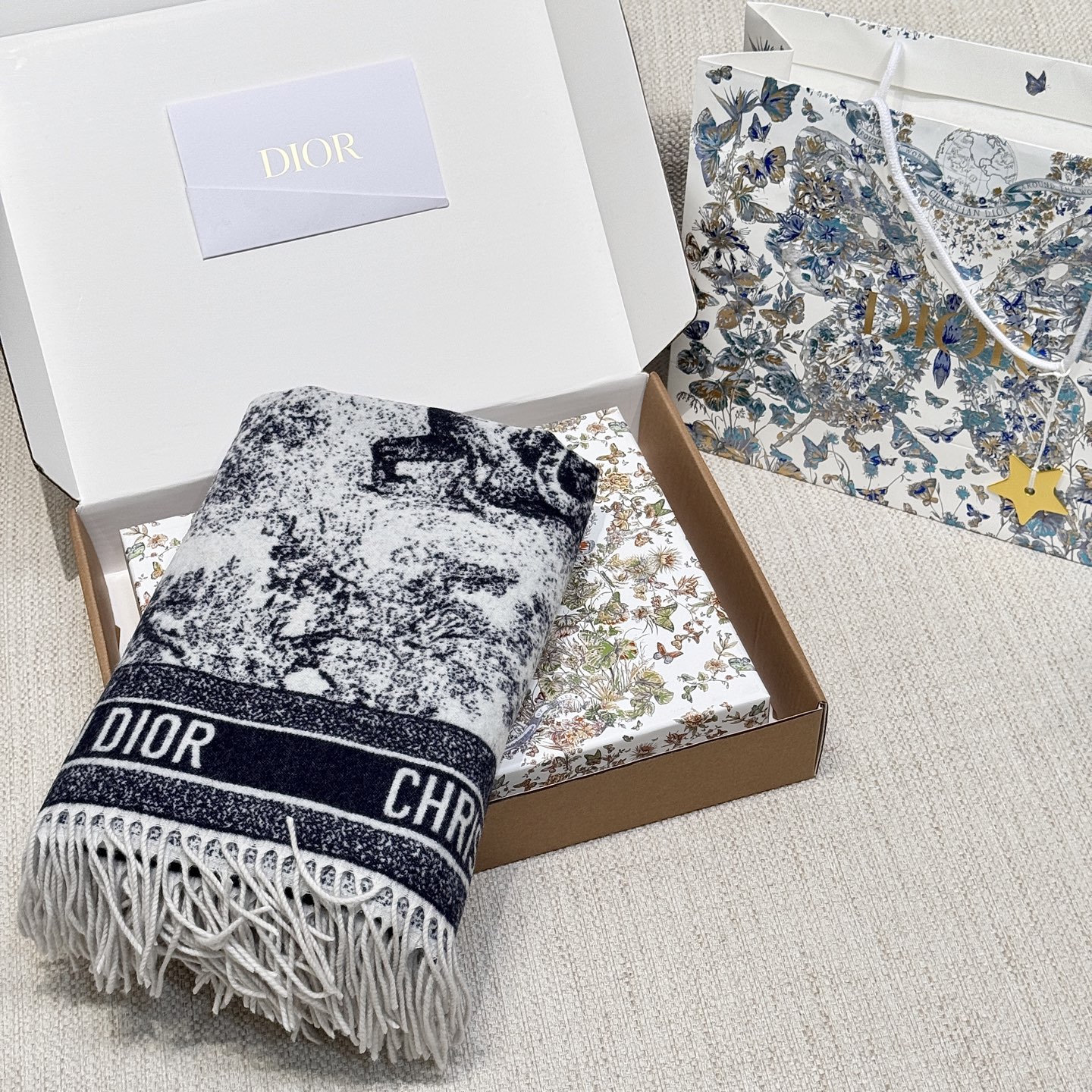 CHRISTIAN DIOR Женская шаль Yoju Animal Jungle CHRISTIAN DIOR Женская шаль Yoju Animal Jungle