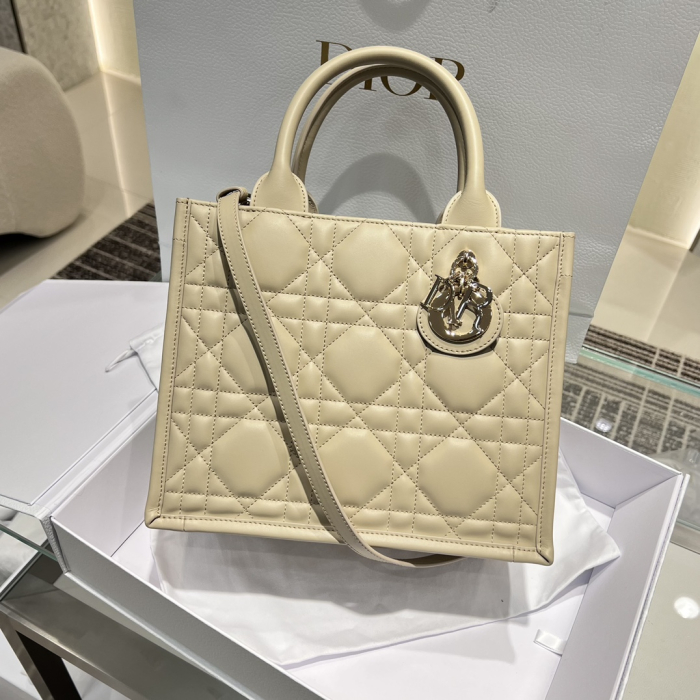 CHRISTIAN DIOR Женская сумка Book Tote кожа Macrocannage