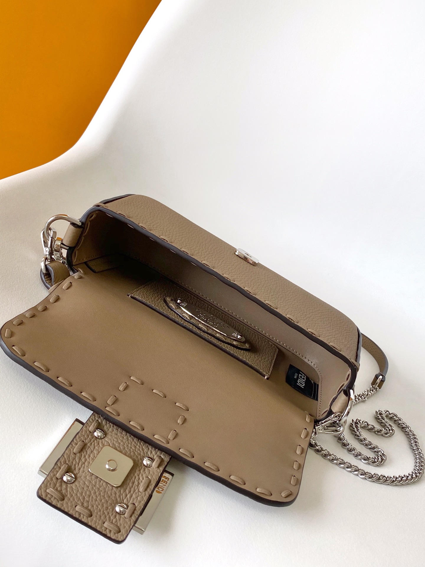 FENDI Женская сумка из телячьей кожи 