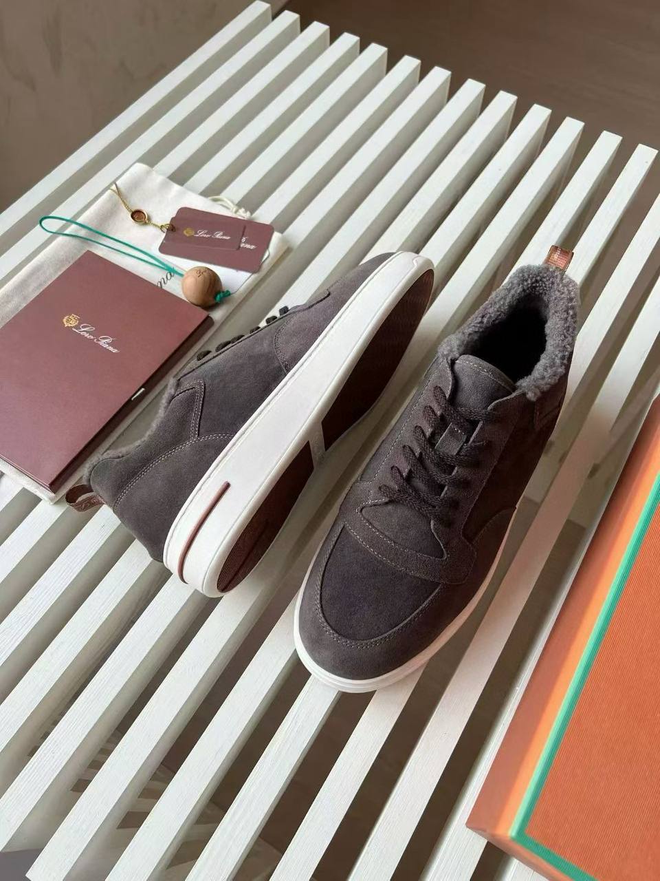 LORO PIANA Женские кроссовки из овчины 