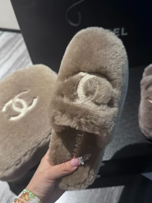 CHANEL Женские тапки из замши и шерсти