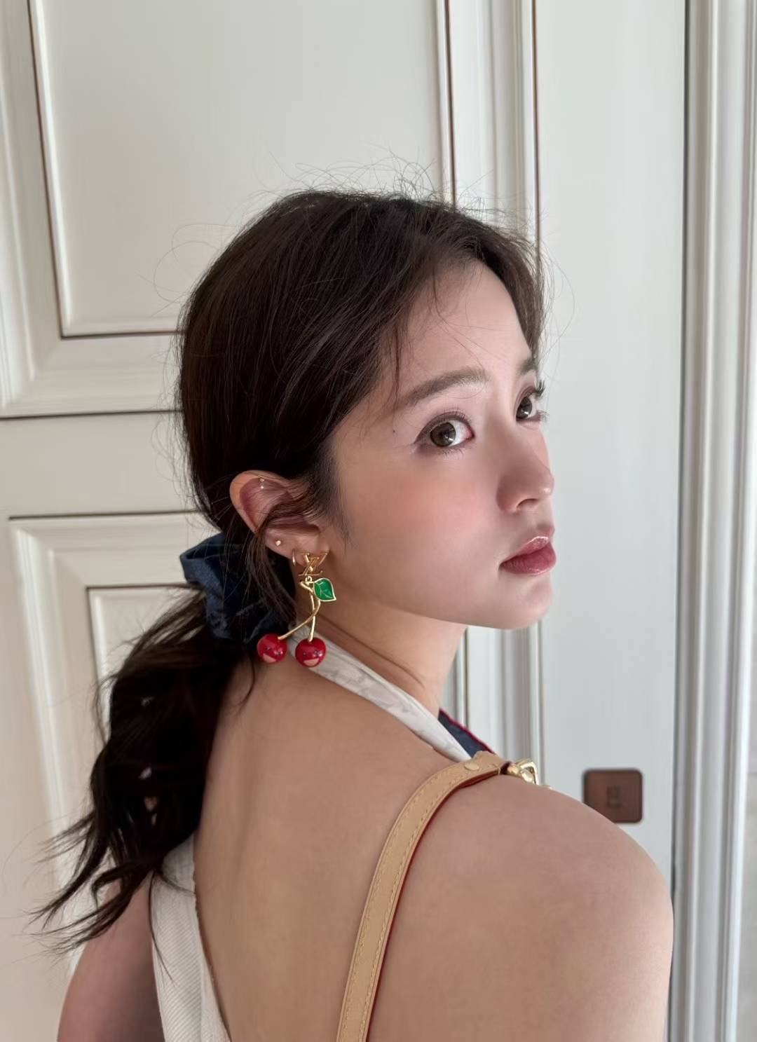 LOUIS VUITTON Женские серьги-вишни LV x TM Cerise M02808 LOUIS VUITTON Женские серьги-вишни LV x TM Cerise M02808