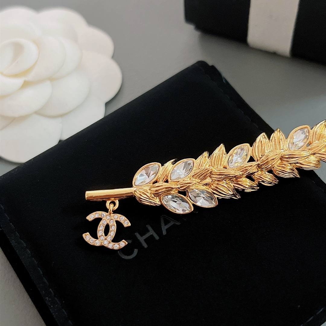 CHANEL Женская брошь лепесток CHANEL Женская брошь лепесток