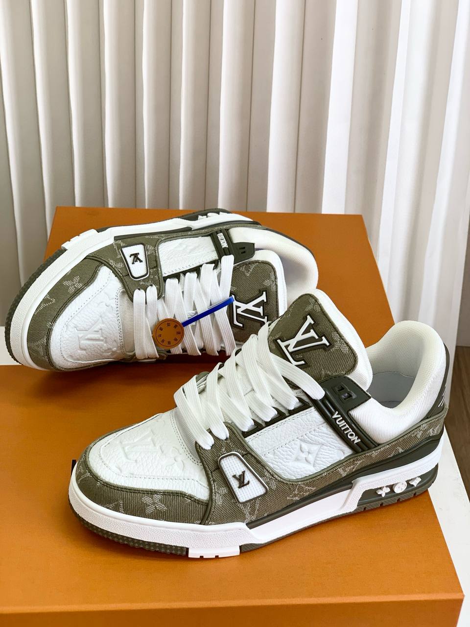 LOUIS VUITTON Мужские кроссовки из телячьей кожи LOUIS VUITTON Мужские кроссовки из телячьей кожи