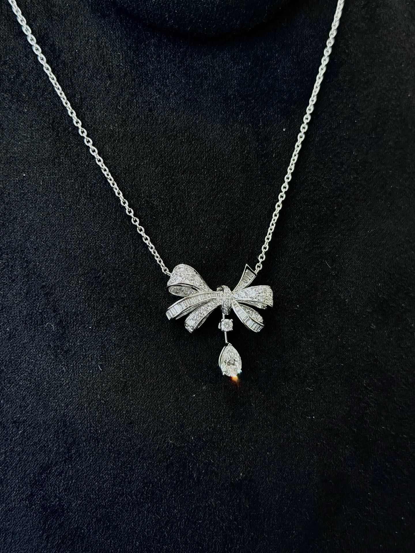 GRAFF Колье Tilda's Bow белое золото и бриллианты GRAFF Колье Tilda's Bow белое золото и бриллианты