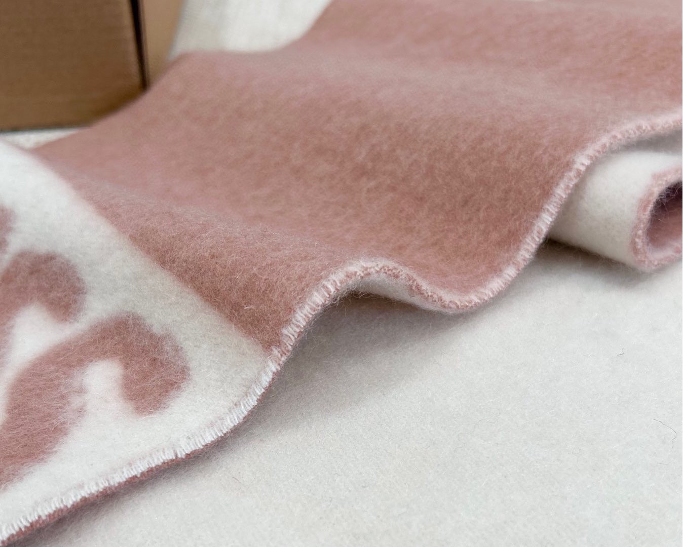 CHRISTIAN DIOR Женский шарф из кашемира CHRISTIAN DIOR Женский шарф из кашемира