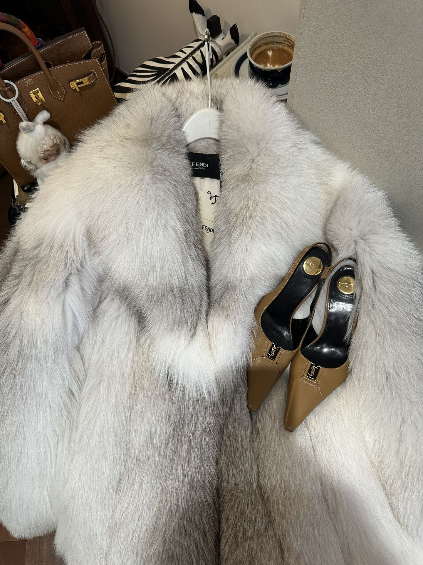 FENDI Женская шуба из меха лисы FENDI Женская шуба из меха лисы