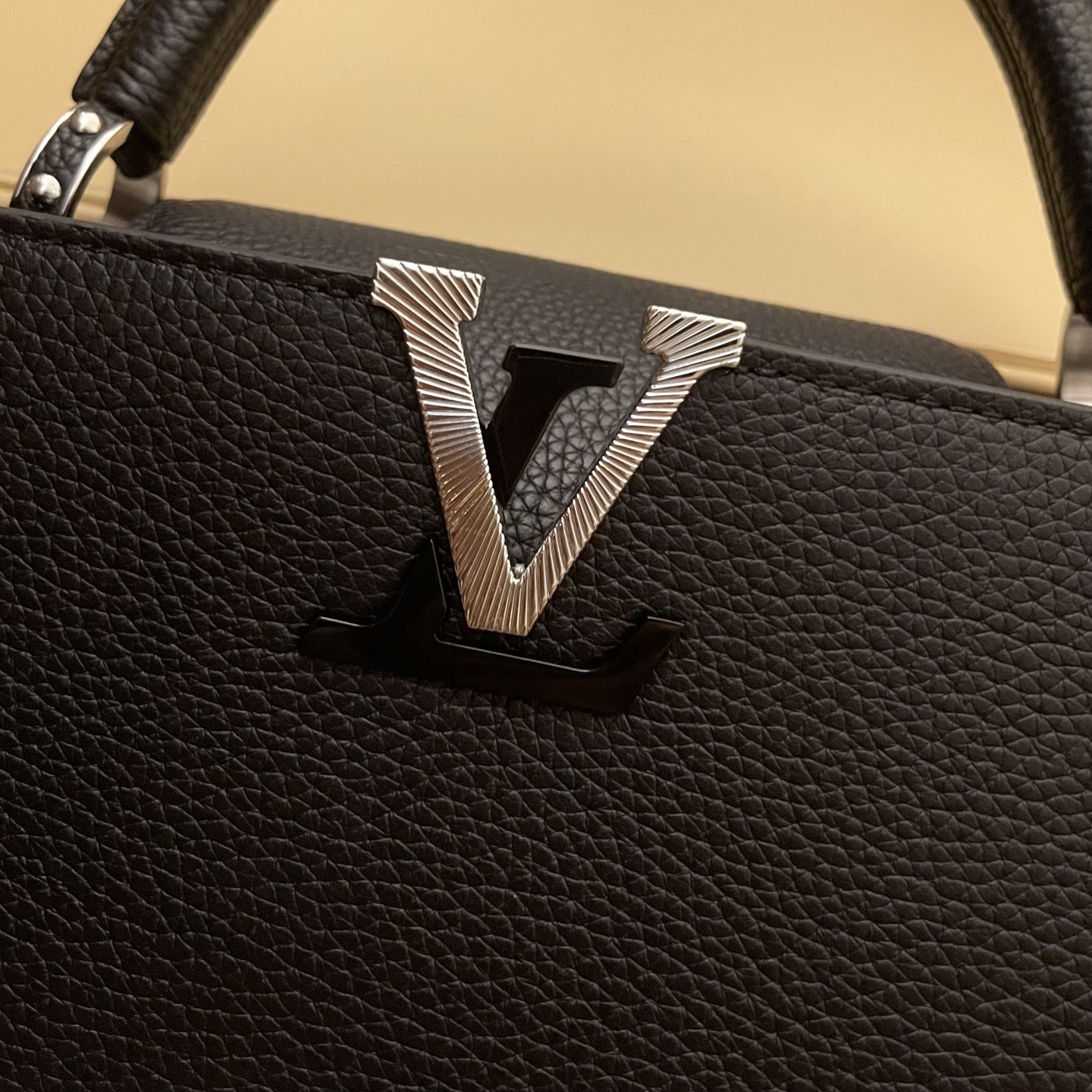 LOUIS VUITTON Женская сумка Capucines